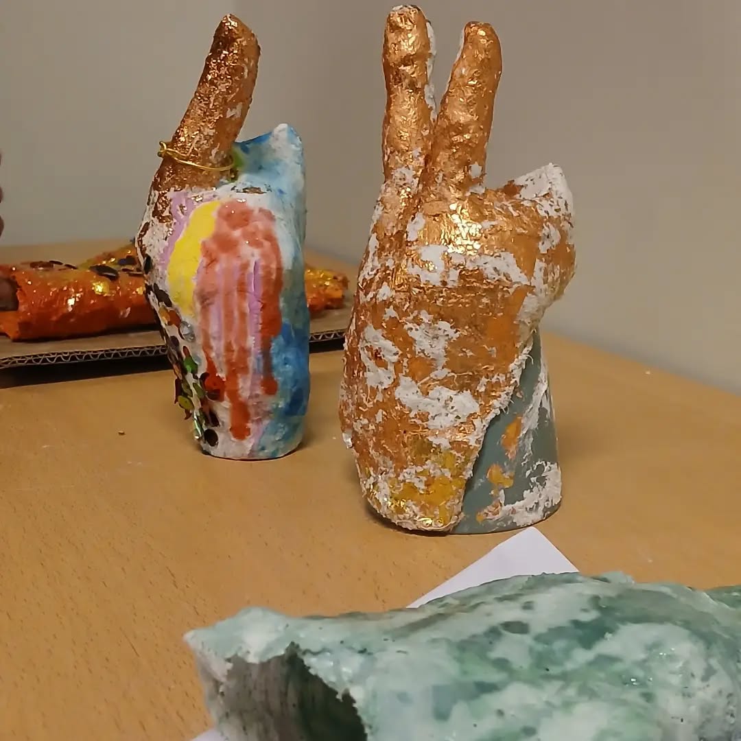 Herstel Vieren- Bijeenkomst 2 ✨️
Heb jij wel eens een helpende hand gekregen of gegeven? Aan anderen, of ook jezelf? Of heb je juist steun gemist? Wat is nou eigenlijk steunend?
Het proces nodigde uit tot verstilling, experimenteren, durven, hulp vragen, geduldig zijn, rafelrandjes accepteren en meebewegen met wat is.
Eigenlijk zoals het leven, niet perfect, wel met kleur.
#creatiefdoorherstel
#herstelvieren
#herstelcursus
#creatievecursus