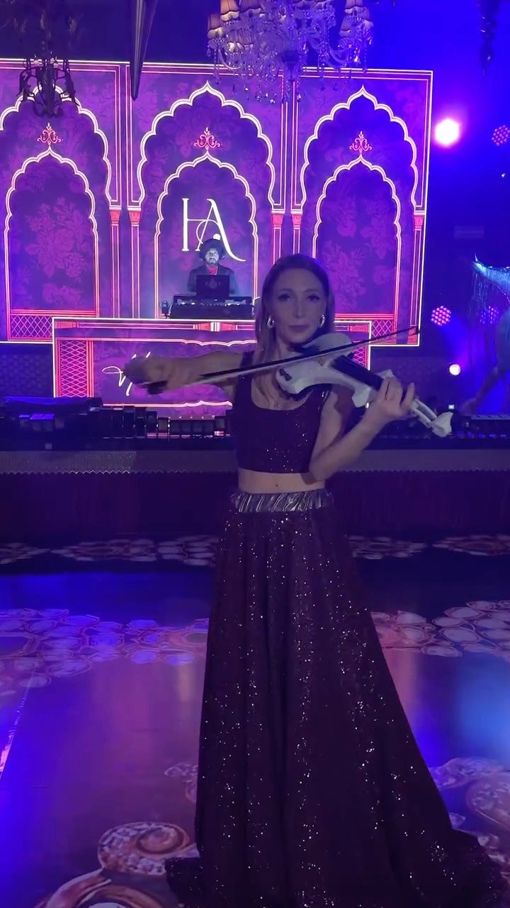 Club Vibes Meet An Epic Reception
.
.
.
📹: @luis_ramos_trevino
@desijunctiondjs
@klasikhz
@virksimba
@prashe
@pint0bean
@manjmusik
@hollaharleen
@amitnanda6104
@lescapeworldwide
@nihalsinghlive
@ivash_photography
@reenakaurofficial
@dav_panesar
@elitedrummers
@sumeetsandhu__
@prasheshah
@sofiaa_vio
@lescapeworldwide
@lescape_amrita
@ritzcarltonlascolinas
@rajpal.chaggar