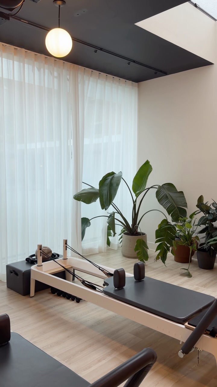 A little preview of our Clapham home 🤍✨
Light-filled studio, expert instructors, and classes designed to leave you feeling stronger and more connected to your body.
Have you visited us yet?
📍 Clapham Common
#reformerpilates #clapham #pilateslondon #reformerpilateslondon #pilatesclapham