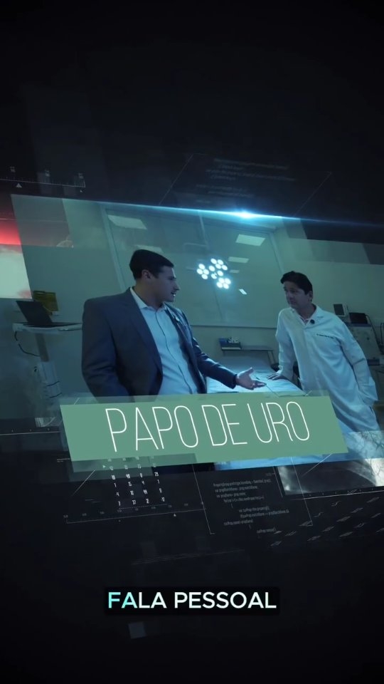 Um trauma durante uma partida de futebol levou um paciente de 40 anos ao pronto atendimento. O que parecia ser apenas uma dor lombar revelou algo muito mais importante: um tumor renal identificado durante a investigação por imagem.
Felizmente, o diagnóstico foi realizado em tempo oportuno e o paciente pôde ser submetido a uma nefrectomia parcial robótica, procedimento que permite a retirada do tumor preservando o rim e proporcionando uma recuperação mais rápida.
Neste episódio do Papo de Uro, o Dr. Marcelo Takeo explica as vantagens da cirurgia robótica no tratamento dos tumores renais, como:
✅ Maior precisão cirúrgica
✅ Melhor visualização da área operada
✅ Menor sangramento
✅ Preservação da função renal
✅ Recuperação mais rápida
✅ Menor tempo de internação
A tecnologia tem transformado a urologia e contribuído para tratamentos cada vez mais seguros e eficazes.
Tem dúvidas sobre cirurgia robótica ou saúde dos rins?
Deixe sua pergunta nos comentários.💚💙
#UrologistasAssociados #PapoDeUro #DrMarceloTakeo #Urologia #CirurgiaRobótica