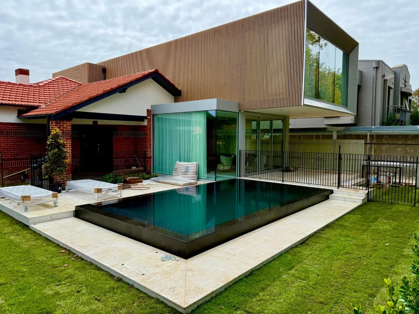 Fortune favours the bold when selecting a black pool tile! πππββοΈ
#infinitypool
#wetedge
#wetdeck
#blackpool
#baysidepools