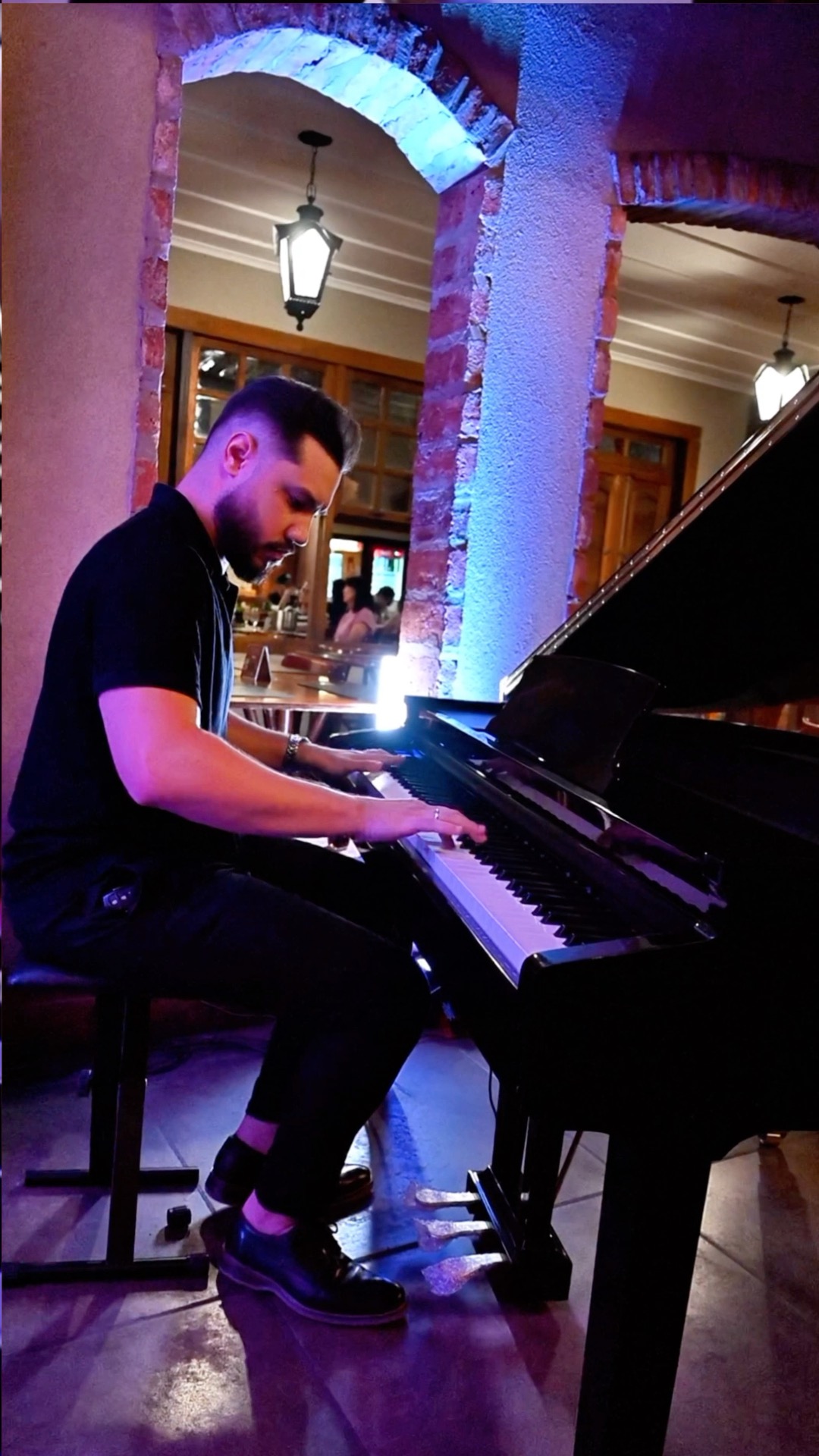 Uma noite para desacelerar, brindar e aproveitar nosso Piano Bar.