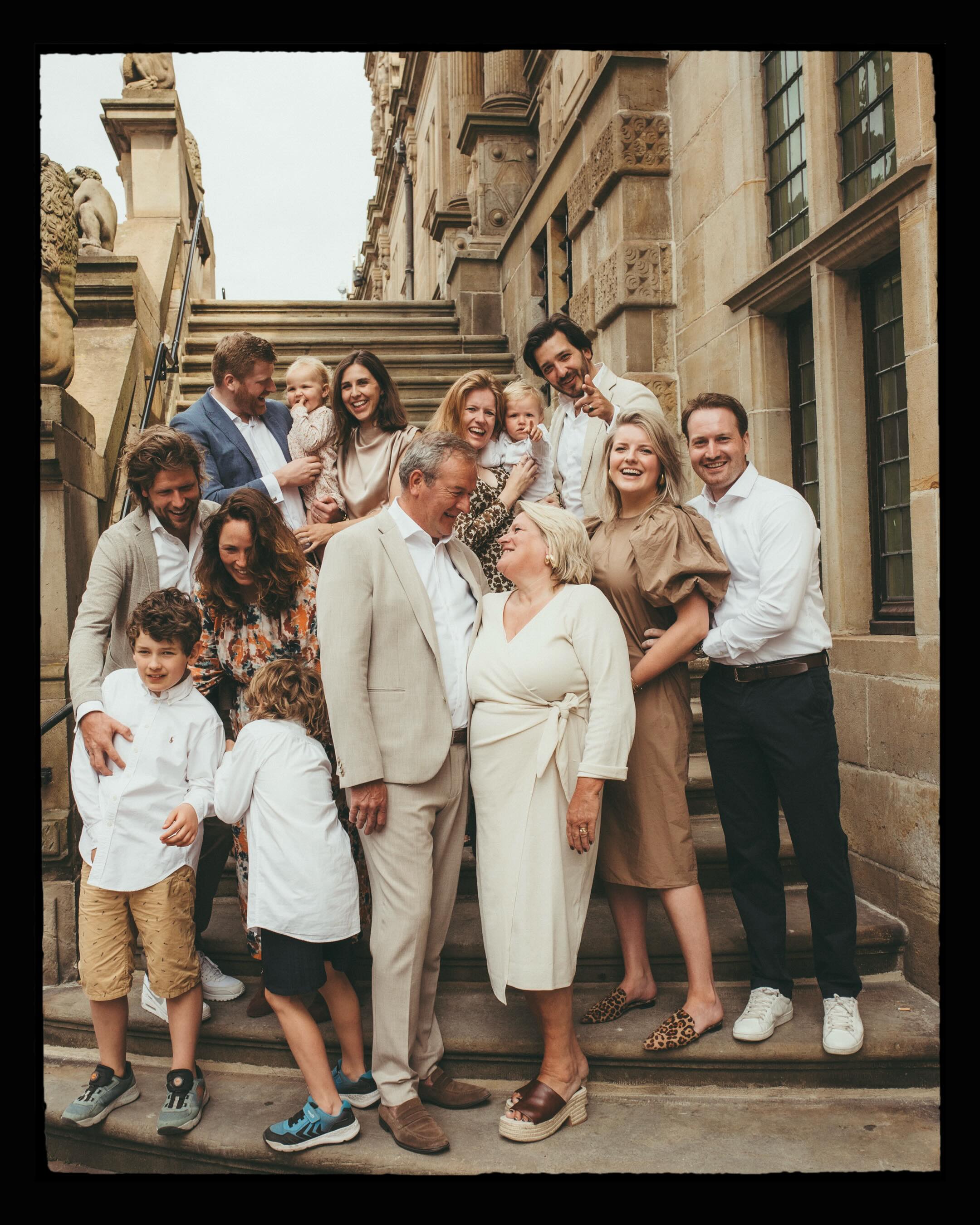 Good things happen all the time… ✨ Tijdens deze familie-fotoshoot werd er geweldig nieuws gedeeld: een zwangerschap! 🤍 Zulke momenten vastleggen maakt mijn werk extra bijzonder. ♥️ #leiden