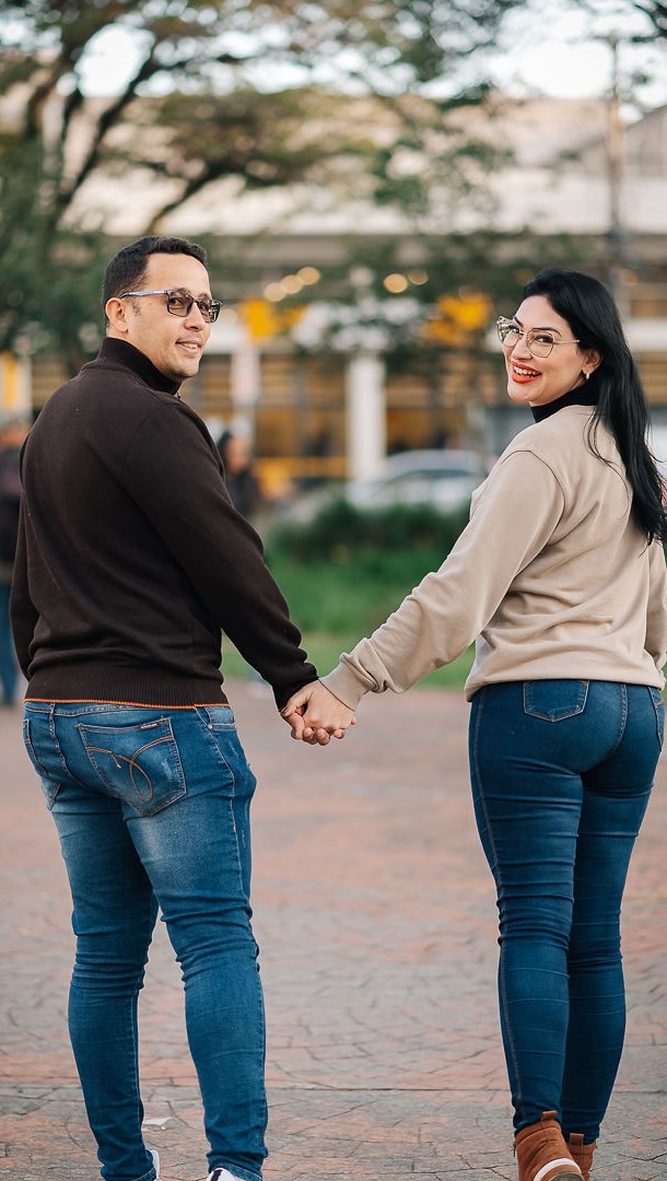 Saímos pelas ruas em busca do Casal Bacana 💛📸
E encontramos o casal @witalolopesmoreira e @elidahidalgo_li , que topou entrar na brincadeira e ganhou um ensaio especial com o talentoso fotógrafo @vitor_mina ✨
O mais incrível é que, por coincidência (ou destino 😍), eles já fazem parte da família Bacana e são nossos clientes.
Agradecemos pela simpatia, pela participação e principalmente pela confiança no nosso trabalho. Foi um prazer proporcionar esse momento especial para vocês!
Porque mais do que óculos, a Bacana acredita em histórias, conexões e momentos que merecem ser lembrados. 💕👓
#CasalBacana #ÓticaBacana #EnsaioDeCasal #Amor #ClientesBacana Itaquaquecetuba Poá Suzano Fotografia MomentosEspeciais