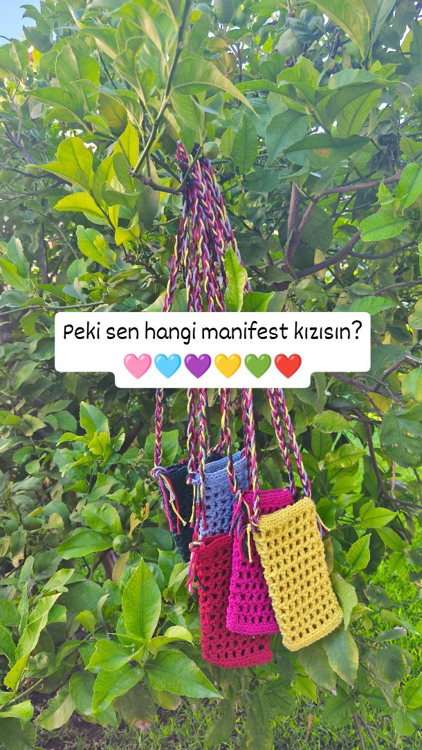 Manifest'in kız neşesi, Nunu Bakkal’ın el emeğiyle buluştu; bakkalın rafları rengarenk festival moduna girdi! 💅✨
XFestarsuz yaklaşırken, festival stilimiz neşemizle konuşsun, konserlerde ellerimiz özgürce havada kalırken telefonlarımız da güvende olsun istedik. Ve Manifest’in o çok iyi bildiğiniz, her birimizin ruhunu yansıtan ikonik renkleriyle tamamen el örgüsü Manifest Telefonluklarını hazırlıklarımıza ekledik! 📱💜
Her ilmeğine bakkalın neşesini ve festival heyecanını kattığımız bu özel seride bizim gözümüz rengarenk parlıyor.
Zaten biliyorsun, Manifest'te her kızın bir rengi var... 💜🩷💚🩵💛❤️
Peki sen bu festivalde hangi manifest kızısın? Festival kombinini hangi renkle tamamlıyorsun? Kendi rengini yoruma bırak, bakkalda festival ruhunu başlatalım! 👇
📦 Küçük bir bakkal notu: Sınırlı sayıda ördüğümüz bu neşeli seriyi mutfak siparişlerinizin yanına eklemek ve XFest’ten önce kapınızda olmasını sağlamak için profilimizdeki linke tıklayabilirsiniz!
👉 nunubakkal.com
#xfestarsuz #manifest #❤️💛🩵💚💜🩷 #kızneşesi #örgütelefonçantası
@m6nifestgirls
@xfestarsuz