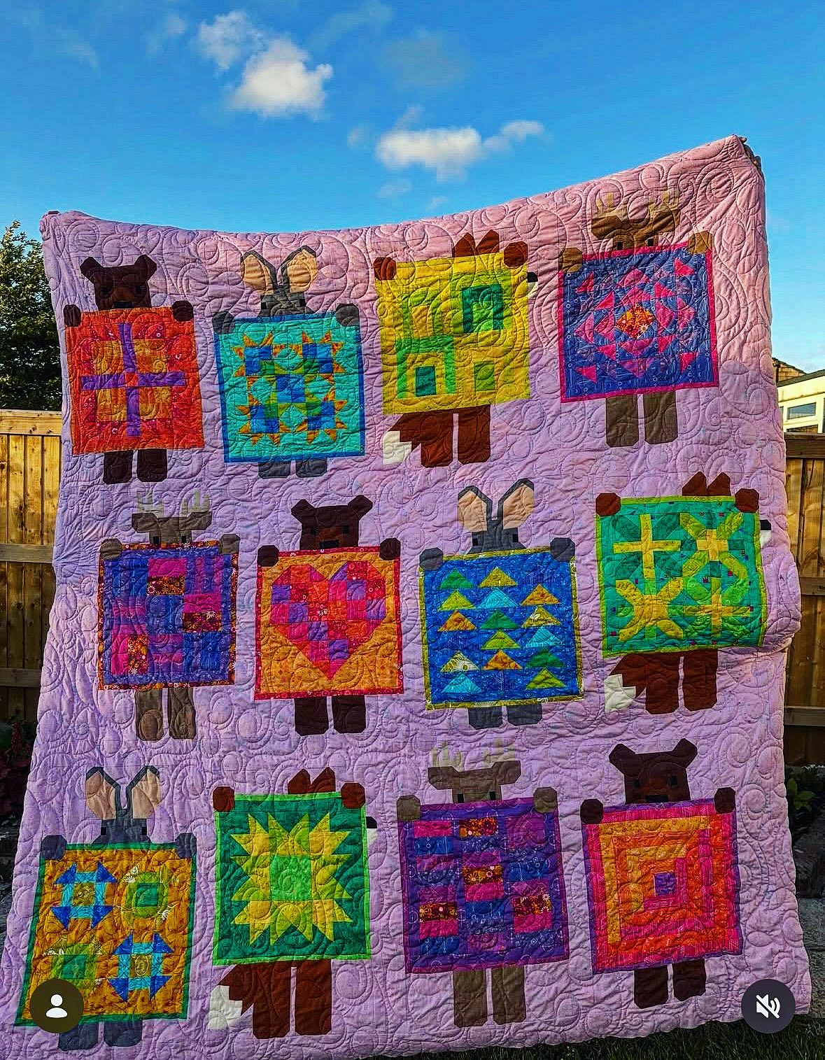 🪡🧵 CUSTOMER QUILT 🧵🪡
Can you even deal with this CUTENESS?!? ❤️🌈
Jumping straight to the top of my never ending “to make” list - Show and Tell, this gorge rainbow version expertly made by my fab friend @claire.hall.9634340 who once again demanded I send this one back!
🧵 Pantograph- Cursive by @urban.elementz
🧵 Thread - Glide in Silver by @habanddash
🧵Pattern - Show and Tell by @elizabethagh
#longarmquilting #sewtherainbow #showandtell #longarmquilter #quilt