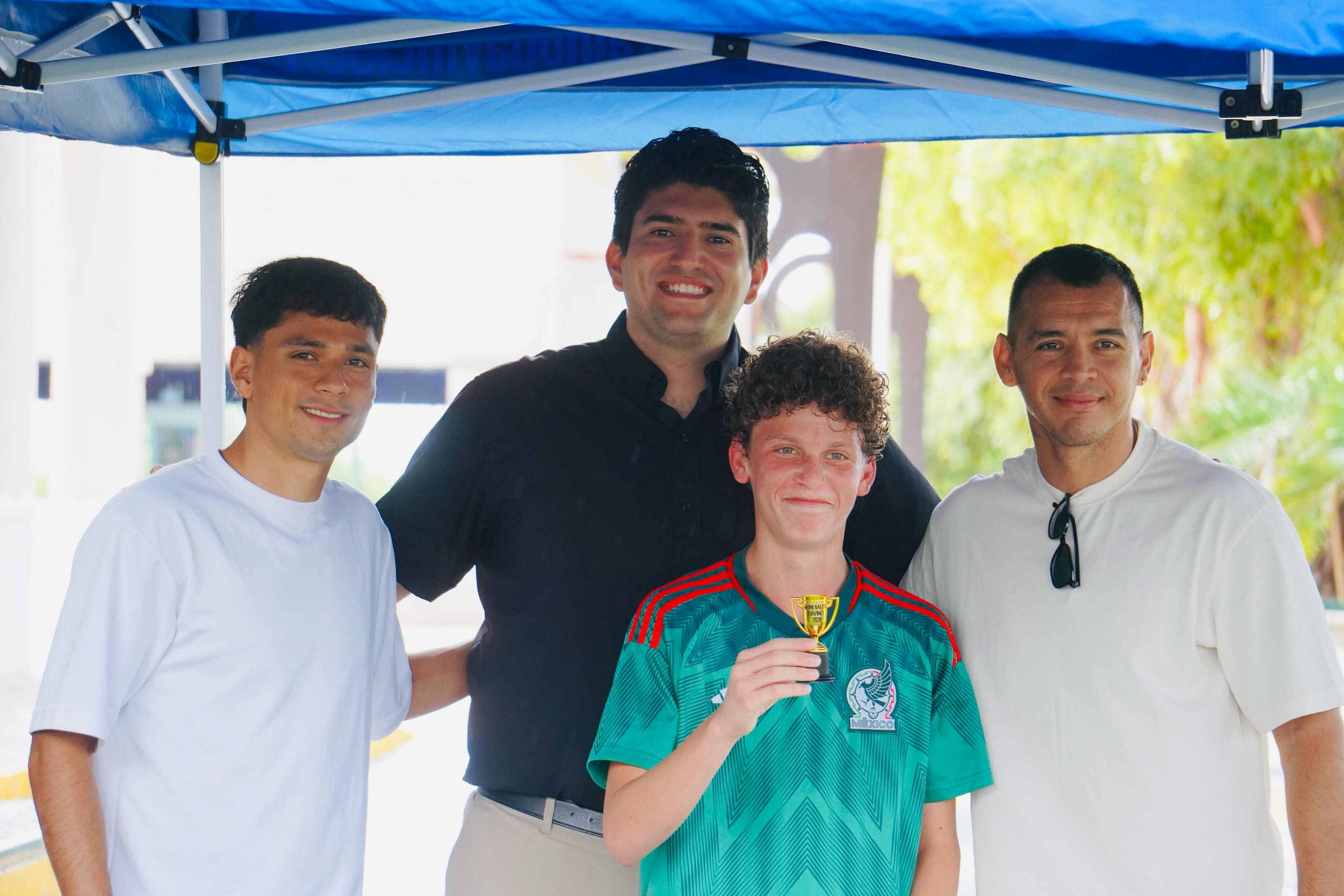 Celebramos la gran final de nuestro Mundialito Da Vinci junto a dos invitados muy especiales: nuestros queridos exalumnos y jugadores profesionales de fútbol, Daniel Arreola y Jorge Díaz Price. ⚽🏆
Gracias de corazón por acompañarnos, compartir su tiempo con nuestra comunidad, convivir con nuestros alumnos y regalarles momentos que seguramente recordarán para siempre. Más allá de sus logros deportivos, nos llena de orgullo ver en ustedes a personas sencillas, accesibles y cercanas, que no olvidan sus raíces y siempre dispuestas a inspirar a las nuevas generaciones.
Es un honor haber formado parte de su camino y verlos crecer como grandes seres humanos. Su historia nos inspira a creer en nosotros mismos, a esforzarnos cada día y a entender que no importa de dónde vengas, sino hasta dónde estás dispuesto a llegar cuando persigues aquello que te apasiona.
Su historia es un poderoso ejemplo para toda nuestra comunidad. Gracias por recordarnos que los sueños no tienen límites. @daniarreola8 @jrdprice
¡Siempre serán Leyendas Da Vinci! 💙✨#yosoydavinci #futbol #mundialito #exalumnos #escuela