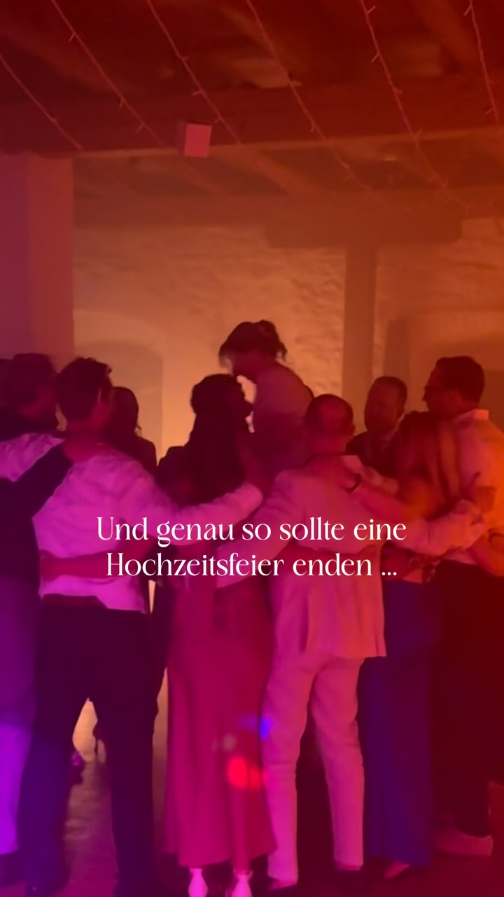 Und genau so sollte eine Hochzeitsfeier enden. ✨
Der letzte Song läuft, die Gäste rücken noch einmal ganz nah zusammen, alle singen mit und für einen Moment scheint die Zeit stillzustehen. Inmitten dieser besonderen Atmosphäre hebt der Bräutigam seine Braut hoch und dreht sie lachend im Kreis – ein Augenblick, den niemand geplant hat und den trotzdem alle in Erinnerung behalten werden.
Genau diese Momente machen eine Hochzeit aus. ❤️
Danke an unser liebes Brautpaar für euer Vertrauen!
Plant ihr eure Hochzeit und möchtet einen Tag, der musikalisch vom ersten Ton bis zum letzten Sound zu euch passt, dann schreibt uns gerne eine Nachricht und informiert euch auf unserer Website 💌 www.RebeccaSammet.de
#Hochzeit #WeddingParty #LastDance #DJDVINEStuttgart