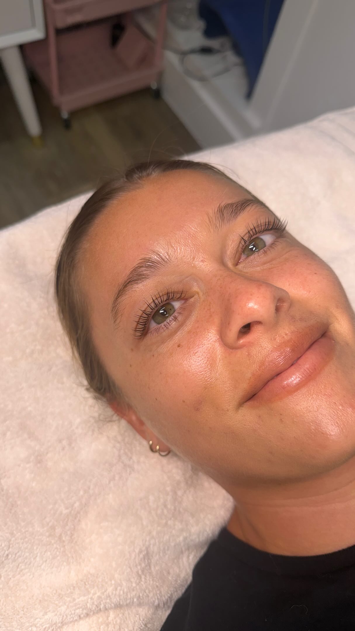 your sign to ditch the mascara this summer 🤍
a lash lift curls and sets your natural lashes upward for 6-8 weeks. no extensions, no crazy maintenance, and definitely no panda eyes at the beach 🐼. just wake up and go!
we add a keratin treatment to every lift to keep your lashes healthy and conditioned. add a tint for that extra pop!
you know where the booking link is 💅
service: lash lift and tint
work by: @jazmin.theglowspot