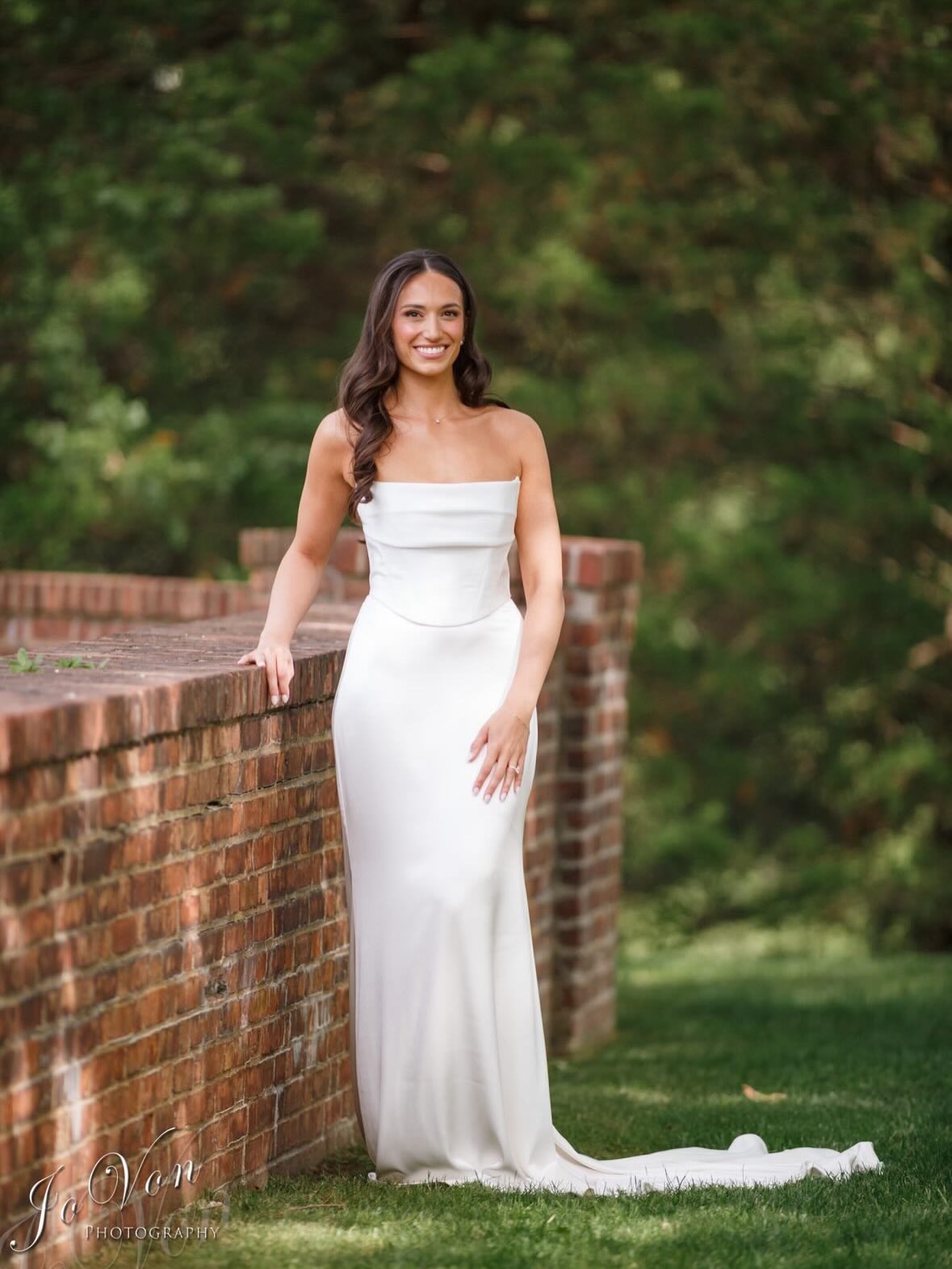 CONGRATS to our gorgeous bride @aabbiiggaaiillllll !!! 🍾🥳 wearing our @kyhabride Kasia corset and Nix skirt 🤍
Although the dress is amazing, the apron she wore to protect it might be even better 😍