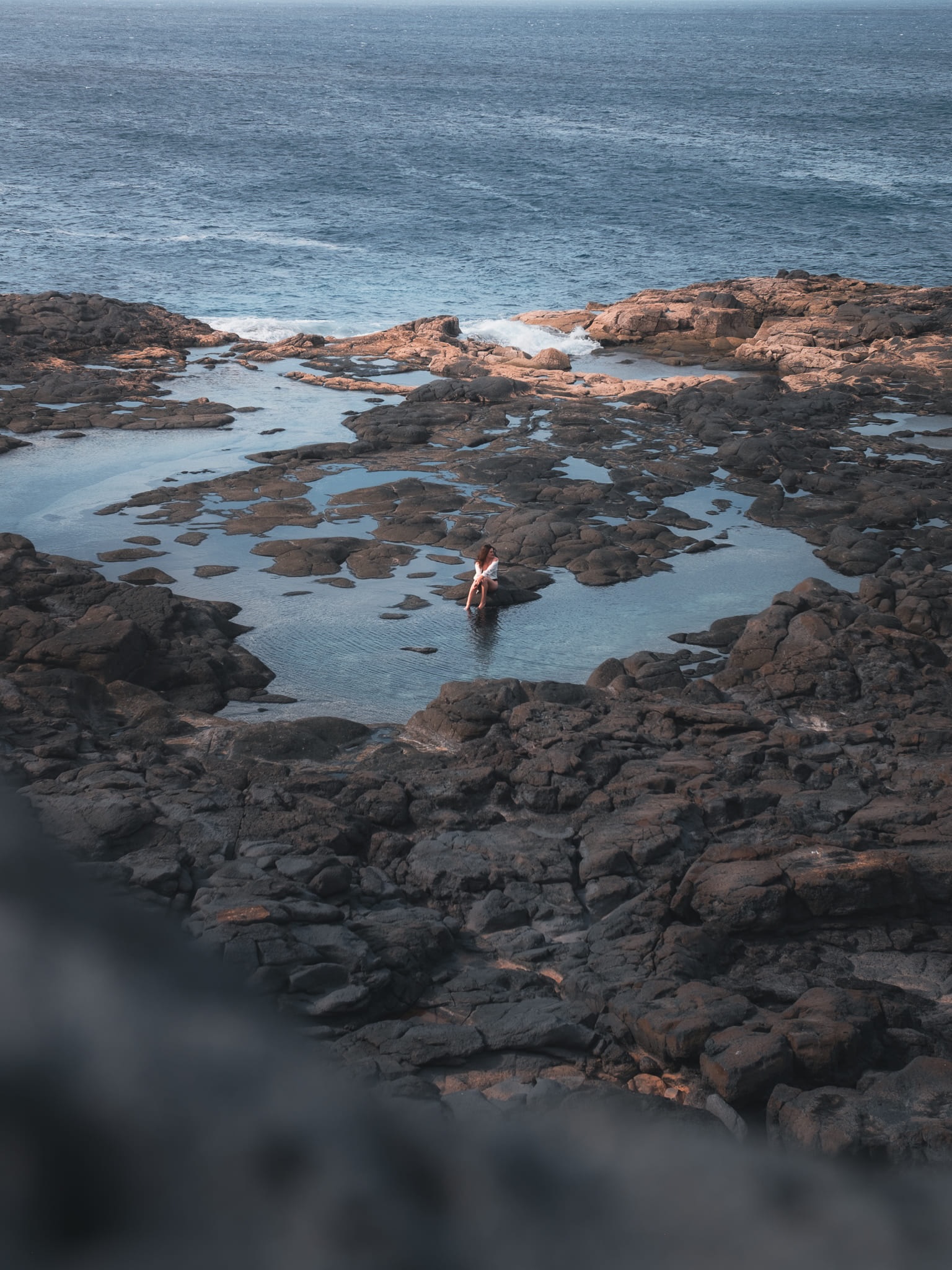 Lust auf einen ganz besonderen Schwimmspot auf Lanzarote? 🌊
Dann solltet ihr euch die natürlichen Schwimmbecken bei Los Charcones unbedingt merken.
Zwischen dunklem Vulkangestein und dem wilden Atlantik findet ihr hier viele kleine Meerwasserbecken. Manche sind perfekt, um einfach nur die Füße abzukühlen, andere sind groß und tief genug, um ein paar Runden zu schwimmen.
Die schwarzen Felsen werden von der Sonne aufgeheizt und zusammen mit dem Meerwasser fühlt sich der Ort fast wie ein kleiner natürlicher Spa an. ☺️
Direkt oberhalb der Becken steht die alte Hotelruine des Abandoned Hotels. Das Hotel wurde nie fertiggestellt, obwohl der Standort wohl kaum schöner sein könnte.
Schade eigentlich… aber irgendwie auch Glück für alle, die diesen Ort heute besuchen können. Denn durch die etwas abgelegene Lage ist hier oft deutlich weniger los als an vielen anderen Orten auf Lanzarote.
Kleiner Tipp: Achtet vorher auf die Bedingungen vor Ort. Bei ruhigem Meer ist es wunderschön, bei starkem Wellengang sollte man lieber Abstand halten. 🌊
Speichert euch diesen Spot für eure nächste Lanzarote Reise. 💕
.
.
#lanzarotetravel
#loscharcones
#visitlanzarote
#canaryislands
#naturpool