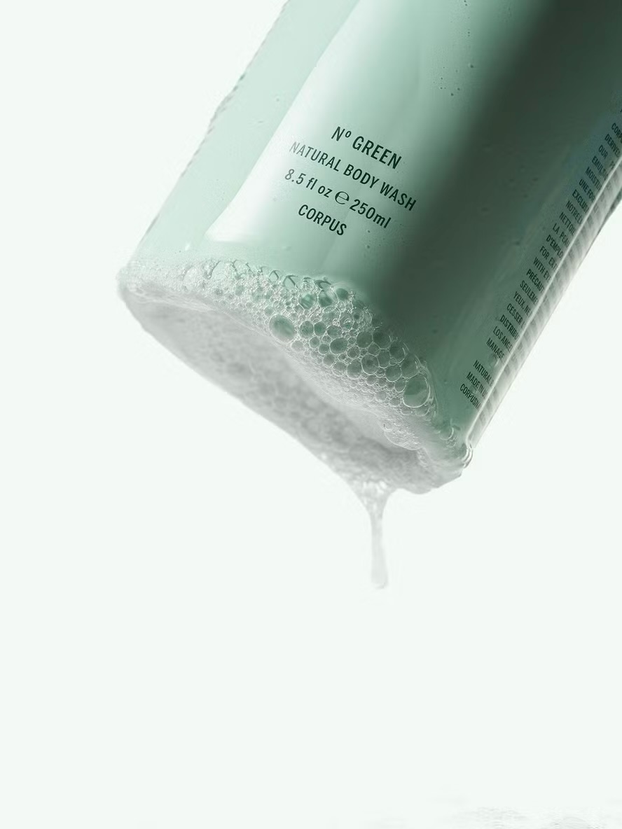 / 🍋Une douche qui réveille les sens.
Le Gel Douche Nº Green @corpusnaturals transforme un geste quotidien en véritable moment de bien-être. Sa fragrance naturelle associe la fraîcheur de la bergamote et du citron rose à la délicatesse de la fleur d’oranger, relevées par une touche subtile de cardamome.
Sa formule naturelle🌿 à base de plantes, enrichie en huiles d’argan et de tournesol ainsi qu’en extraits botaniques, nettoie la peau en douceur tout en préservant son hydratation naturelle.
✔️ Parfum 100 % d’origine naturelle
✔️ Vegan & cruelty-free
✔️ Sans sulfates agressifs, parabènes ni phtalates
Un parfum frais, lumineux et sophistiqué qui accompagne votre routine du matin jusqu’au soir.
.
.
.
#corpusnaturals
#geldouchenaturel
#cosmetiquenaturelle
#soinsnaturels
#greenbeauty