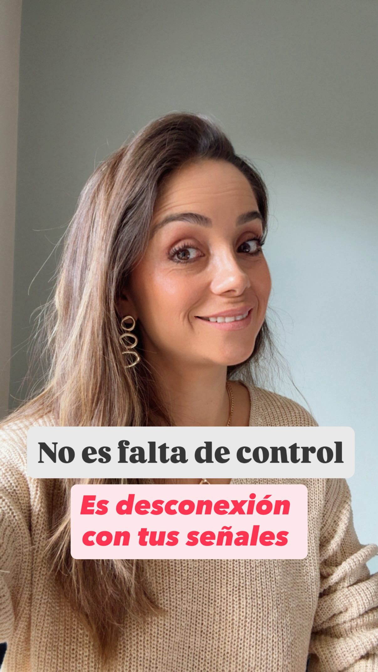 ¿Y si el problema no fuera tu falta de control? 😬
Muchas de las personas que llegan a consulta convencidas de que tienen ansiedad por comer, atracones o una mala relación con la comida, en realidad llevan años desconectadas de las señales de su propio cuerpo.
Años ignorando el hambre. 😔
📌Años comiendo por horarios, reglas, culpa, miedo o simplemente porque la vida va tan rápido que dejamos de escucharnos.
Y cuando eso ocurre, es normal que aparezca confusión.
-Que ya no sepas si tienes hambre.
-Que te cueste reconocer la saciedad.
-Que sientas que la comida ocupa demasiado espacio en tu mente.
La buena noticia es que tu cuerpo no está roto ❤️🩹
Y esa conexión se puede recuperar. ‼️
❣️Es una de las cosas más importantes que trabajo con mis pacientes cuando sienten que la alimentación se ha convertido en una fuente de estrés, ansiedad o culpa.
📌Si quieres profundizar en estos temas, aprender a escuchar mejor a tu cuerpo o recibir acompañamiento personalizado, en el link de mi bio encontrarás información sobre mis consultas privadas, talleres y recursos disponibles.
💬 Cuéntame:
Sientes que hoy te cuesta más reconocer el hambre o la saciedad?
Te leo 👇🏼