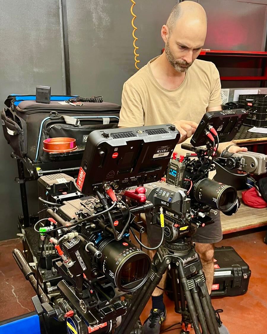 דברים טובים באים בזוגות… 😎🎬
ARRI Alexa Mini + ARRI Alexa Mini LF
ATLAS Mercury Anamorphic Lenses ✨
שתי מצלמות, סט אחד של עדשות,
והרבה קסם בדרך… 🎥
שיהיה בהצלחה בצילומים 🙏
Make films, not war 🎬
@mich_mir
@danielgkedem
Oded Ashkenazi
@orinoam