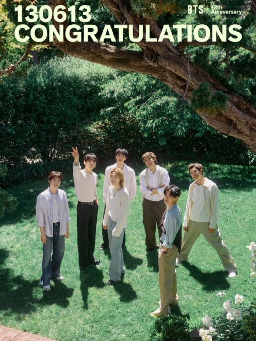 💜 13 ans. On y est…
Le 13 juin 2013, BTS commençait son histoire.
Aujourd’hui, cette histoire se célèbre partout dans le monde, dans les salles de cinéma, avec des ARMY réunis aux quatre coins du globe.
Ma place est prise, évidemment.
Parce que BTS, ça ne se regarde pas seulement.
Ça se vit.
Treize ans de musique, de messages, de courage, de larmes, de fierté et d’amour.
Joyeux anniversaire BTS.
Merci pour tout ce que vous avez changé. 💜
@bts.bighitofficial @jin @thv @j.m @mnijungkook @agustd @rkive @uarmyhope