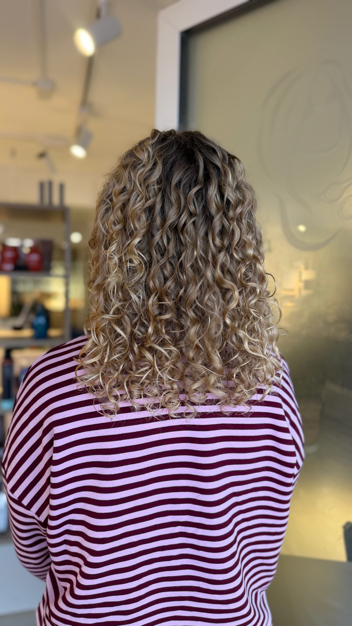 Before & After curly dry cut ๐โค๏ธ
Mooie shape erin en gezonde krullen, dat is het resultaat na onze krullen knip behandeling
#krullendhaar #krullenkapper #krullenknippen #krullenkapperzwijndrecht #krullenkapperbarendrecht
