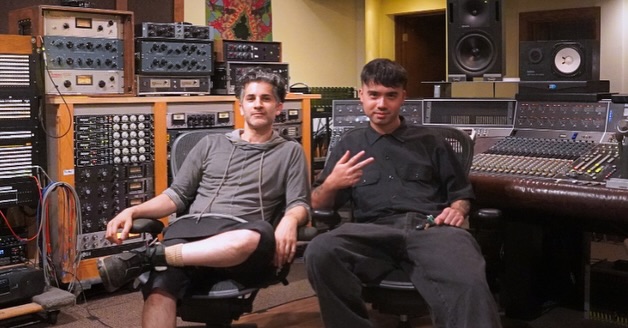 New producer in da house 🚨 We’ll be giving our sound a facelift (earlift?) with the support & vision of @cosmorossi. Two tracks recorded already, including our next single.
More on that in our next newsletter, droppin’ tomorrow on Substack. #recordingstudio #seattle #goodnews