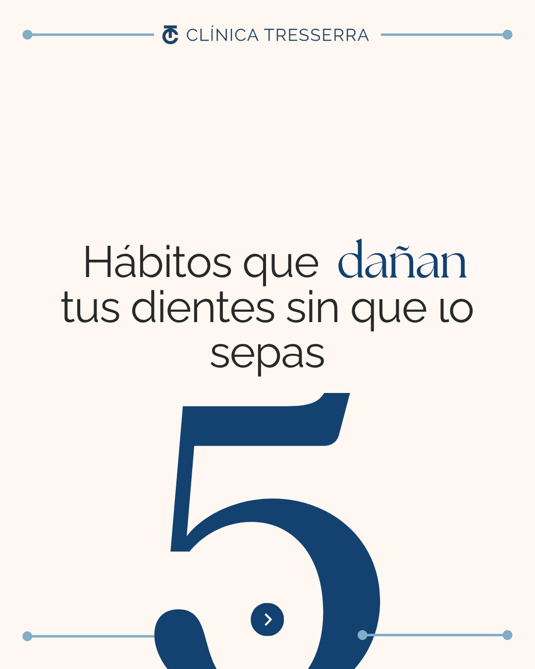 Hacerse una limpieza al año y cepillarse tres veces al día está genial... pero podrías estar dañando tu esmalte de forma inconsciente con gestos que te parecen completamente normales. 😱
En Clínica Tresserra vemos a diario en consulta las consecuencias de estos 3 hábitos invisibles:
1️⃣ Cepillarse justo después de comer (especialmente si es ácido): Si comes cítricos, ensaladas con vinagre, tomate o tomas café, el pH de tu boca se vuelve ácido y debilita el esmalte. Si te cepillas inmediatamente, arrastras ese esmalte debilitado. El truco: Enjuágate con agua y espera 20 o 30 minutos.
2️⃣ Usar los dientes como herramientas: Abrir botellas, cortar hilos, romper el precinto de un paquete o morder bolígrafos. Esto genera microfisuras en el esmalte que, a la larga, acaban en dientes astillados o roturas de fundas e implantes.
3️⃣ Morder hielo o alimentos demasiado duros: El choque del hielo contra los dientes crea un contraste térmico y una presión mecánica brutal que puede llegar a fracturar una pieza sana desde la raíz.
Tu sonrisa es para toda la vida, y cuidarla también depende de los pequeños detalles del día a día.
¿Cometes alguno de estos errores sin saberlo? ¡Confiésalo en los comentarios! 👇 Y si notas alguna molestia o sensibilidad, agenda tu revisión con nosotros en Barcelona.
#SaludBucodental #Habitostóxicos #CuidadoDental #Cli
