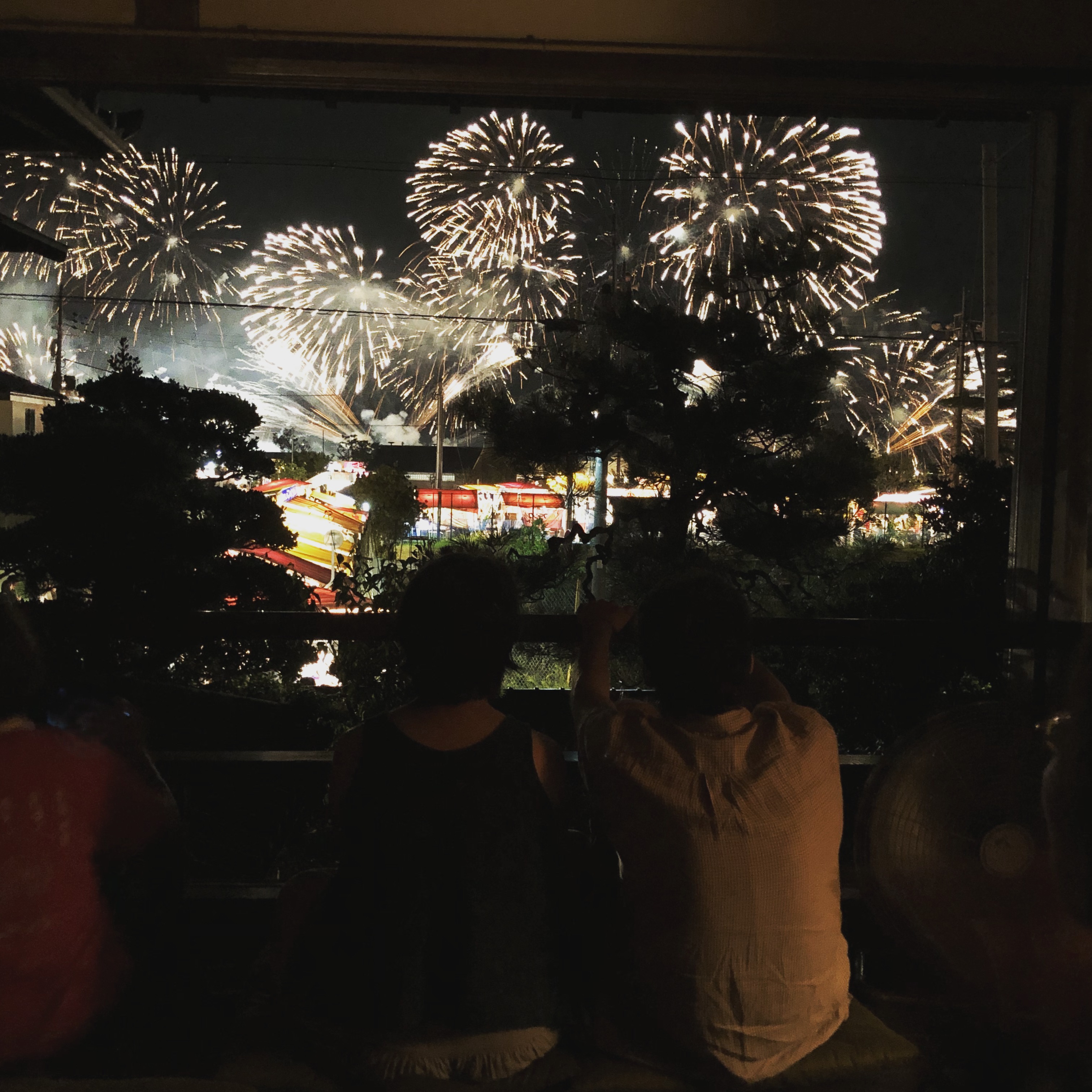 だんだん夏が近づいてきましたね。
昨年好評だった、宮津燈籠流し花火大会開催時のちしや2階観覧席予約開始します。応募者多数の場合は、6月30日に抽選といたします。DMにてエントリー願います。
8月16日13時~21時半まで。
駐車場は公共駐車場をご利用ください。
【2階】今年は全室貸切です。2組限定。
各35,000円/利用人数は約10人程度。
どちらもエアコン、扇風機ご用意あります。(当日窓は外しますので、涼しい半屋外とイメージしてくださいませ)
【各部屋の詳細】
その1。
4.5畳(畳:座卓&座布団)+廊下を挟んでの6畳間(床は板張テーブルと椅子が4~6あります)。
晩までは両方で使っていただいて、花火がはじまりましたら4.5畳に集まるのがおススメです。廊下の占有をされなければ、一体的にご利用いただいてもOKです。
6畳間
