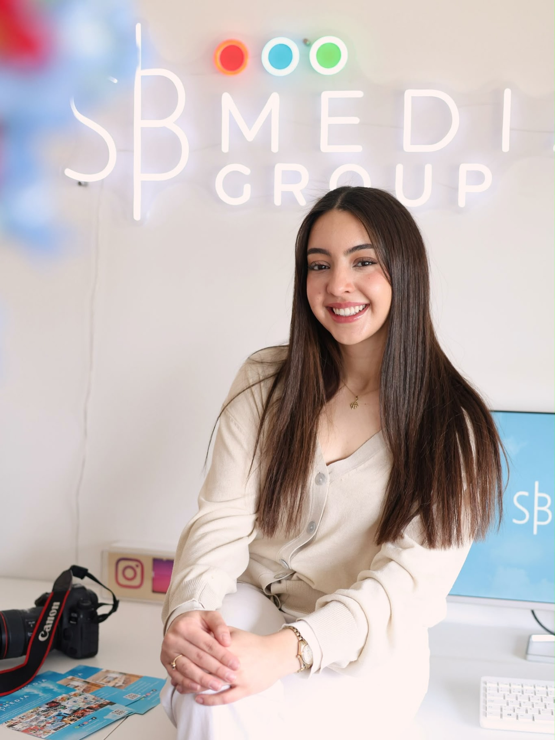 ๐๐๐จ๐ข๐๐ฃ๐. ๐๐ฃ๐ ๐ค๐ ๐ ๐ ๐๐ฃ๐. โจMet haar enthousiasme, positieve energie en creatieve mindset is Yasmina een echte meerwaarde voor ons team. Ze spot nieuwe trends, komt met frisse ideeรซn en zet die met veel passie om in sterke content.
Van contentcreatie en planning tot briefings en teamwork: Yasmina doet het allemaal met een glimlach en een flinke dosis inzet. ๐๐ป
Een echte teamplayer die elke dag opnieuw het verschil maakt. Dankjewel om jezelf te zijn. ๐ฉต
#sbmedia #marketing #socialmedia #dreamteam #team