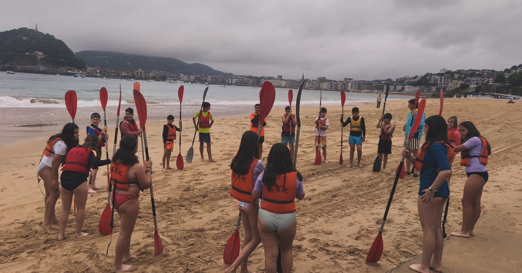 🛶🛶🌊🌊LH6 mailako ikasleak piraguan, Donostiako Ondarretan! Itsasoko ura ederra zegoen eta gure trebetasunak erakutsi genituen. 🛶🛶🌊🌊