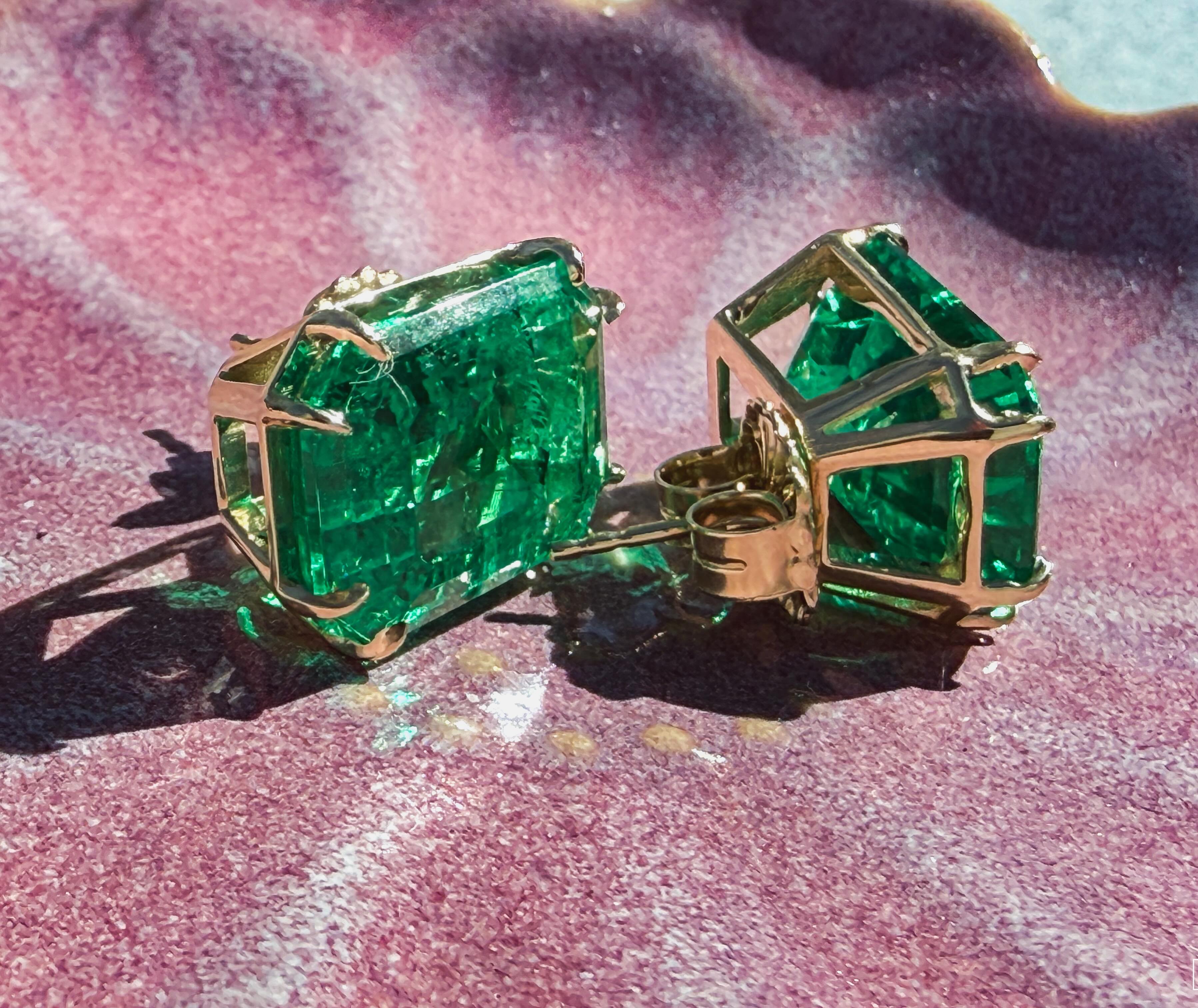Summer vibes are strong…. And a strong green over yellow gold is the best.