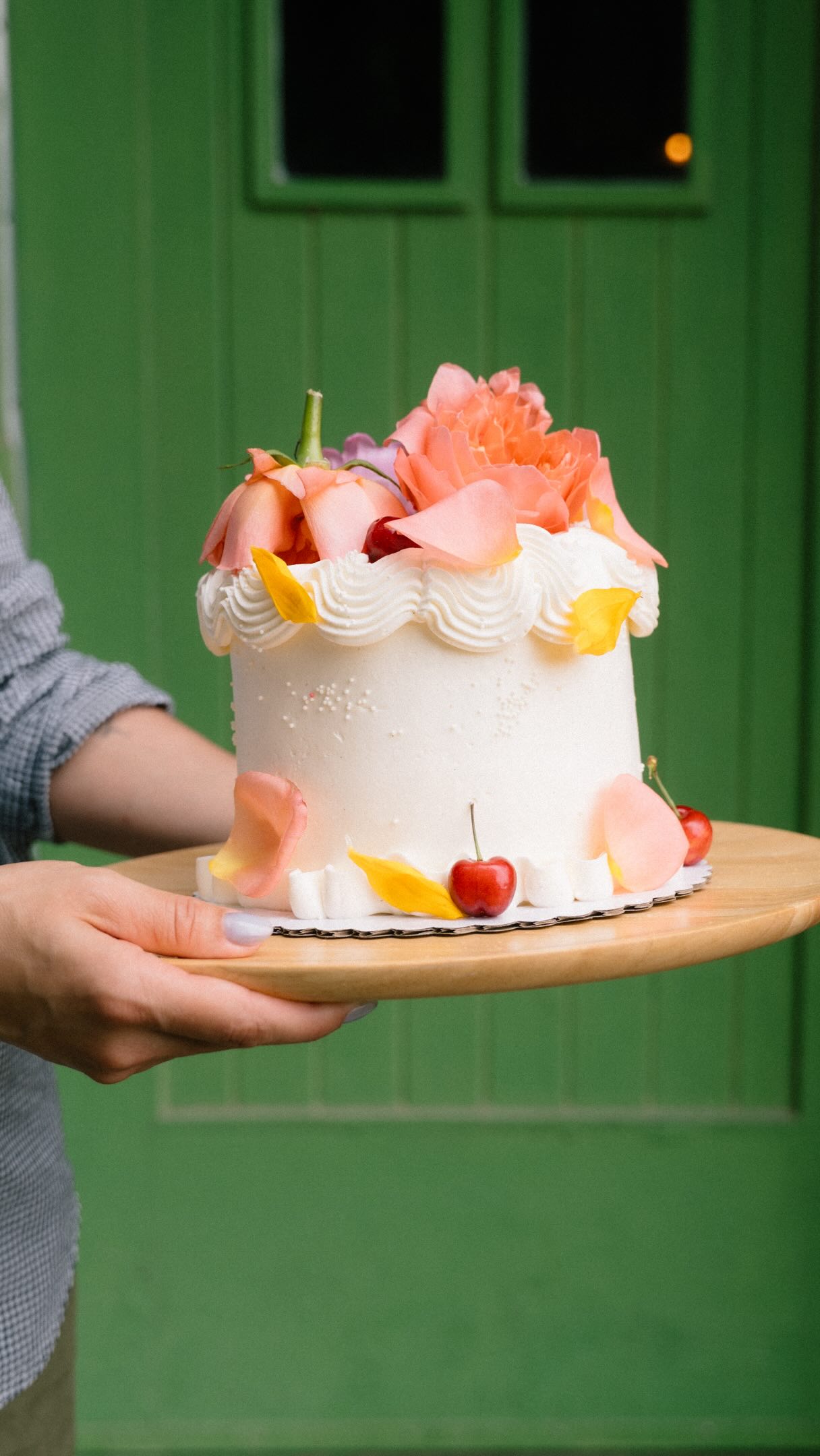 Join me June 28th at Cafe Momento @cafe.momento__ @point.of.view___ for my only June cake class!
Weβre pairing an olive oil peach cake with a peachy mint julep espresso beverage.
Weβll cover stacking, filling, and decorating with florals and seasonal fruits.
Tickets linked in bio ποΈ
BTS brought to us by the amazing @brandingbykinseylinnae