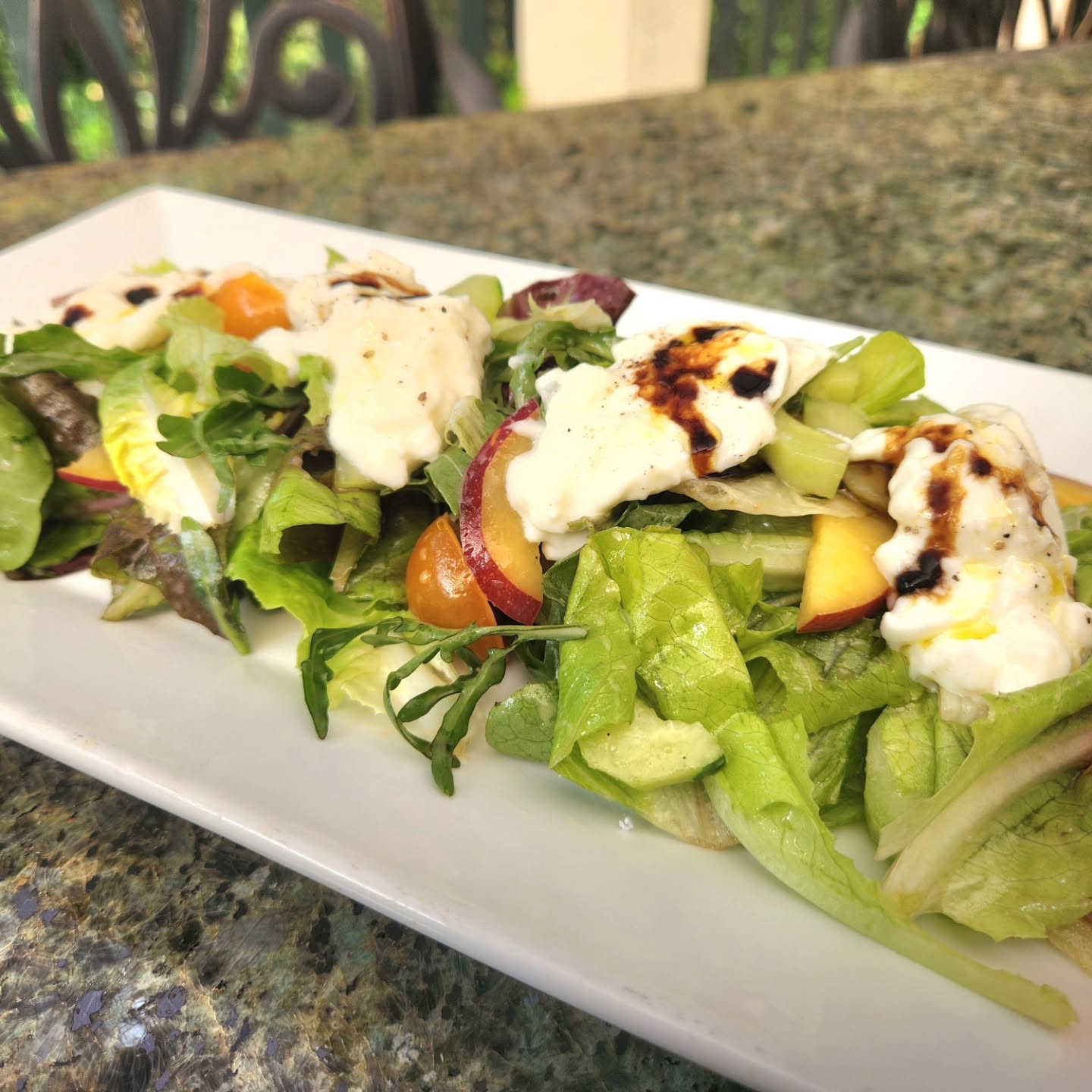 ✨️Fresh @santacruzfarmersmkts greens tossed with our housemade lemon vinegarette, local tomatoes, cucumber and nectarines. Topped with Burrata and vin cotto.✨️
Book your table soon!🥂
#staylocalaptos #aptosdining #farmtotable #supportlocalbusinesses