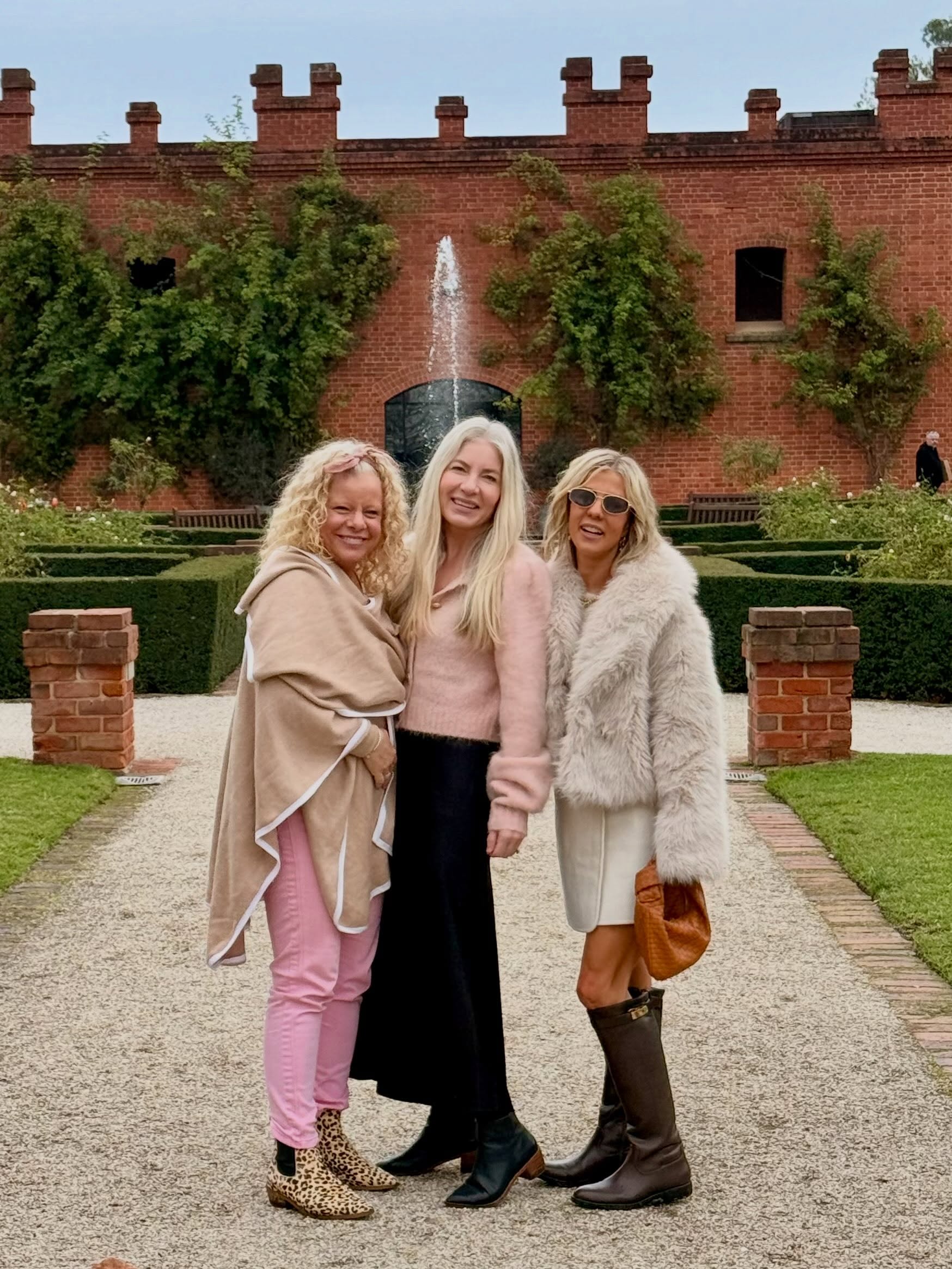 With family connections back to George Sutherland-Smith and Chambers Rosewood of course we had to visit All Saints Estate and Chambers!!
With the Rutherglen Royals onboard, Alex, Pip and Kate, we cruised around the vineyards with these wonderful ladies on a wine tour with us.
Full of fun and laughter, and a little wine 😂, it was a pleasure to meet you all and learn your family history too. I love stuff like that. Ladies, you were awesome to spend time with.
Thank you for the excellent reviews too 💯🤩
#rutherglenwinetours
