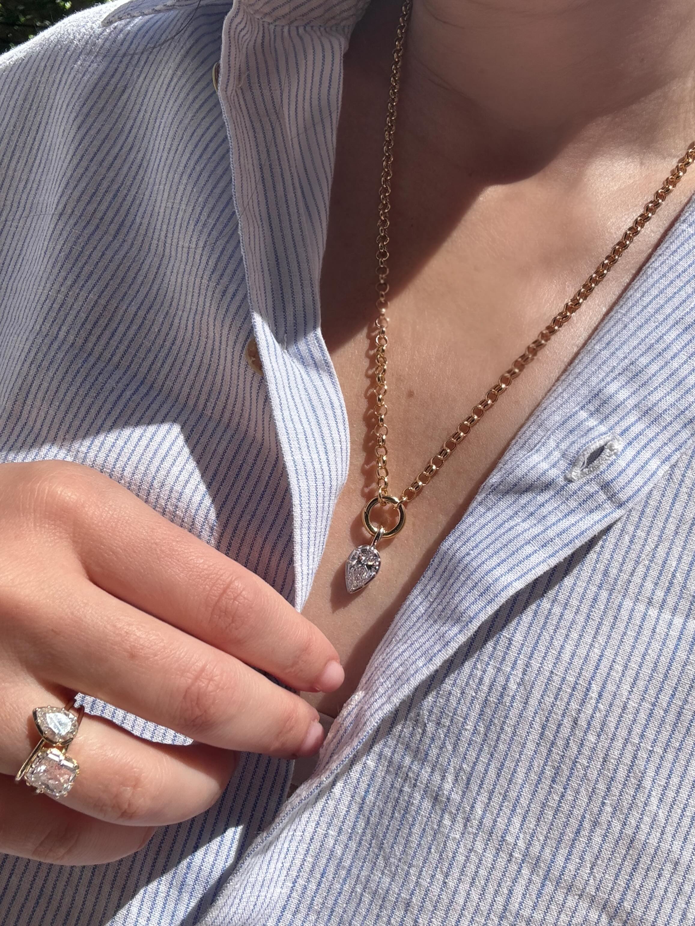 Upside down pear pendant in mixed white and yellow gold ✨