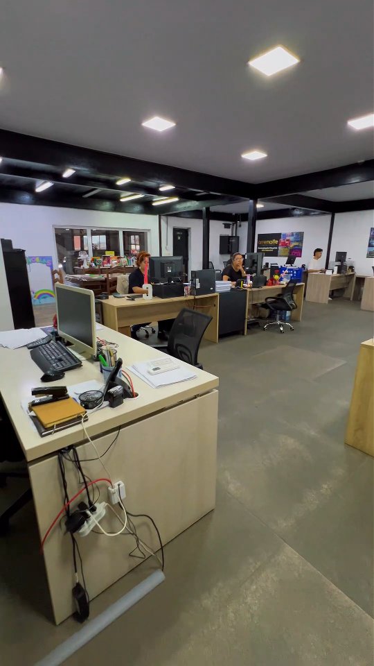 Por trás de cada projeto entregue, existe uma operação que não para.
Enquanto o público vê a comunicação visual pronta, existe uma equipe planejando, produzindo, imprimindo, acabando e instalando cada detalhe para que tudo aconteça dentro do prazo e com o padrão esperado.
É dessa combinação entre pessoas, tecnologia e experiência que nascem projetos para grandes eventos, ativações de marca, feiras, ambientes corporativos e ações especiais em todo o Brasil.
Mais do que produzir materiais, construímos soluções que ajudam marcas a ganhar visibilidade, fortalecer presença e gerar impacto.
Arrematte Comunicação.
Estrutura, produção e execução para projetos que exigem resultado.
#ArrematteComunicacao #ComunicacaoVisual #GrandesFormatos #ImpressaoDigital #Ambientacao