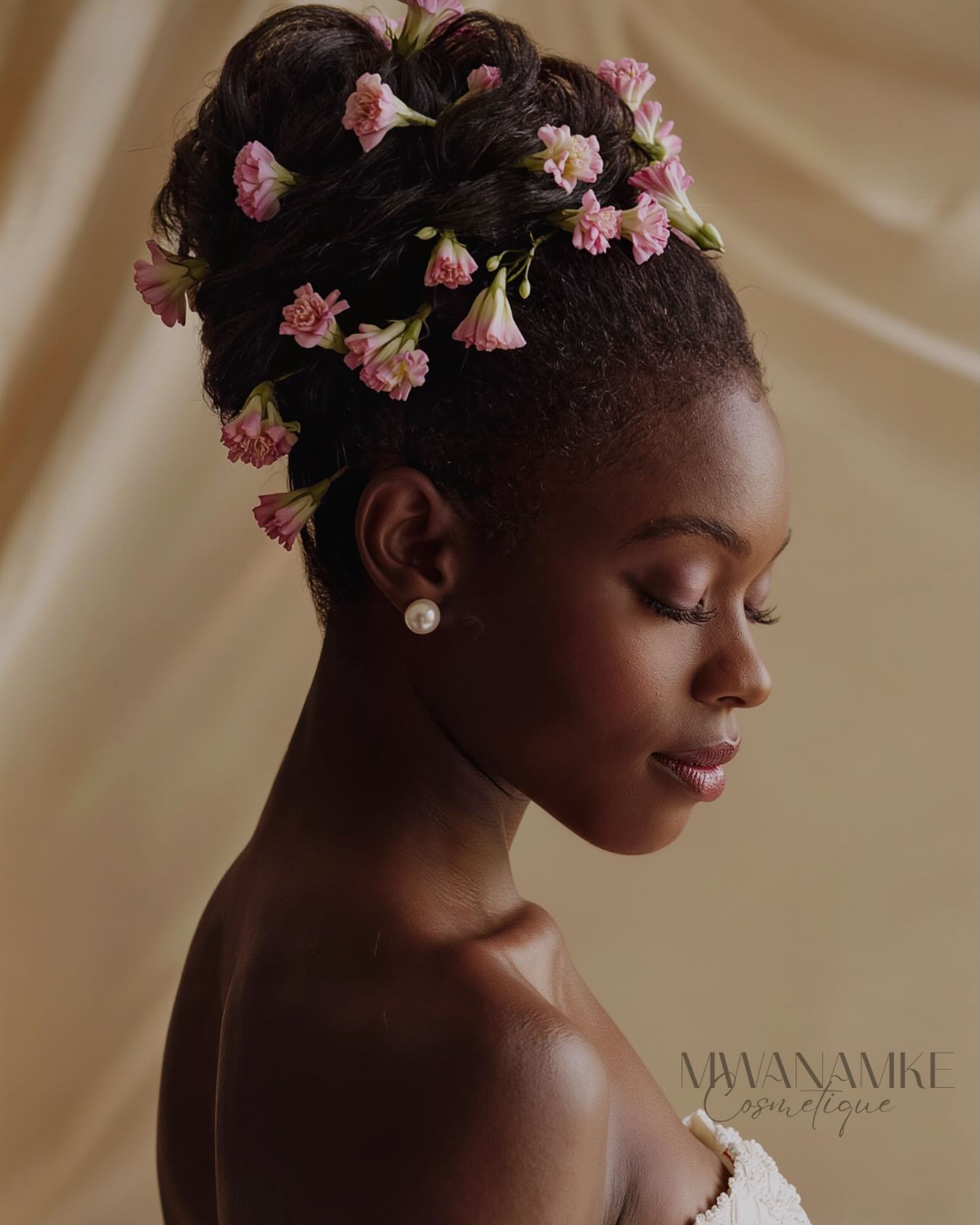 Donne-toi la permission de briller.
D’abord pour toi.
Ensuite pour les trésors que tu portes en toi et que le monde attend. 🌟
MWANAMKE Cosmetique est là pour te rappeler que :
- Tu n’as pas besoin que quelqu’un t’autorise à prendre ta place.
- Ta lumière t’appartient.
- Elle a toujours été là.
- Tu es belle, puissante & sacrée.
✨ « Donne-toi la permission de briller d’abord pour toi — et pour les trésors en toi que tu as à donner au monde. »
MWANAMKE Cosmetique — la box qui prend soin de la femme entière que tu es, de ta couronne à ton cycle 🤍
— MWANAMKE Cosmetique
#FemmeNoire #CitationFemme #Empowerment #BeautéAfro #AmourPropre
FemmeAfro
BlackWoman
Briller
MwanamkeCosmetique
BoxBeauté
SelfLove
FemmeÉlégante
BeautéNoire