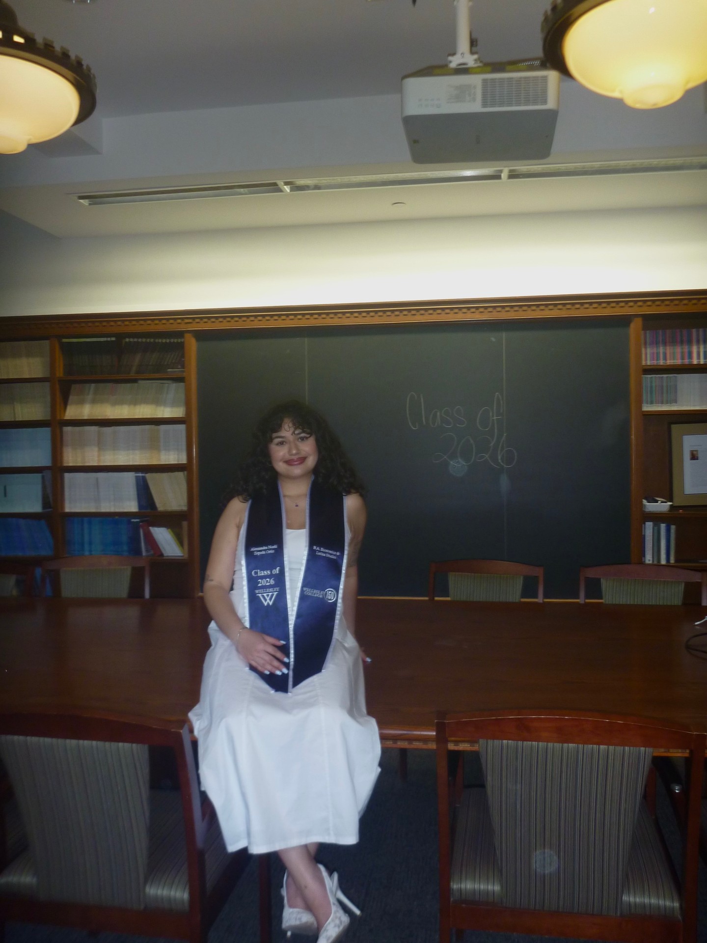 “I’m beyond excited to announce that I’ve graduated from Wellesley College with a Bachelor’s in Economics and a minor in Latinx Studies. As long as I can remember I had wanted to attend college on the East Coast. Though I knew I had the capability to do so, I was still unsure of how exactly to get where I wanted. I want to thank College Match immensely, especially my counselor Regina, who made me aware of Wellesley College in the first place. Due to the guidance of my mentors, I have not only been able to purse my dream of attending college on the East Coast, but I have exceeded it. My time at Wellesley was filled with unforgettable memories, new friends, and travels that I had only dreamt of before. Of course, this wouldn’t have been possible without the support of my family, friends, and loved ones. I look forward to what’s next and continuing centering my community at the forefront of my academic journey!”
𝘼𝙇𝙀𝙎𝙎𝘼𝙉𝘿𝙍𝘼 𝙉𝙊𝙀𝙇𝙄 𝙕𝙀𝙋𝙀𝘿𝘼 𝙊𝙍𝙏𝙄𝙕
🎓 Wellesley College
📜 Bachelor's Degree in Economics
📃 Minor in Latinx Studies
✏️ Benjamin Franklin High School
#CollegeMatch