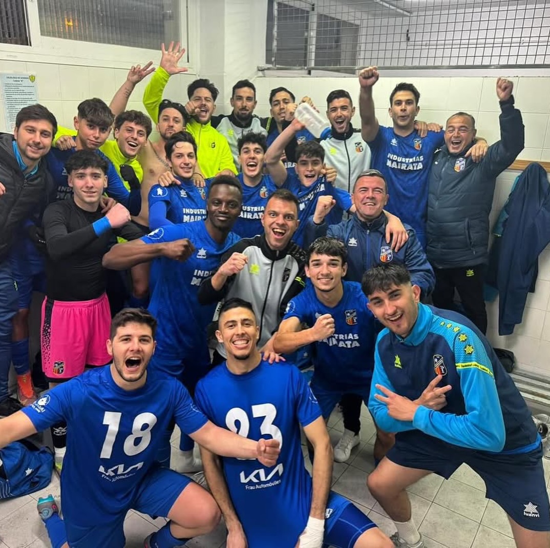 Hoy cierro una etapa muy especial.
Después de dos temporadas junto al primer equipo del Ferriolense, toca decir adiós a un grupo que me ha regalado muchísimo más de lo que imaginaba cuando empezó esta aventura.
Han sido dos años inolvidables. Dos temporadas muy diferentes, pero igualmente especiales. Un ascenso a División de Honor en la primera y unos playoffs de ascenso a Tercera Federación en la segunda. Más allá de los resultados, me llevo algo mucho más valioso: las experiencias compartidas, los aprendizajes, los momentos difíciles superados juntos y las personas que he tenido la suerte de conocer.
Quiero dar las gracias a todos los jugadores, entrenadores, cuerpo técnico y personas que han formado parte de este camino por abrir las puertas a la psicología deportiva, por confiar en mi trabajo y por permitirme crecer profesional y personalmente a vuestro lado.
Me marcho con la satisfacción de haber dado todo lo que estaba en mi mano y con la sensación de que, cuando existe compromiso y confianza, la psicología puede convertirse en una herramienta muy valiosa dentro del deporte.
Pero esto no es un adiós al Ferriolense.
Seguiré formando parte de este gran club, aunque desde una posición diferente, centrando gran parte de mi trabajo en la cantera. Por eso, también quiero agradecer al Ferriolense su apuesta por la psicología deportiva y su convicción de que el desarrollo de las personas es tan importante como el de los futbolistas.
Gracias por estos dos años. Ha sido un auténtico privilegio formar parte de vuestra historia. 💙⚽
“Los resultados se recuerdan, pero las personas y las experiencias son lo que realmente permanece.” 💙⚽
#PsicologiaDeportiva
#FutbolBase
#Futbol
#SaludMentalEnElDeporte
#DesarrolloDelDeportista