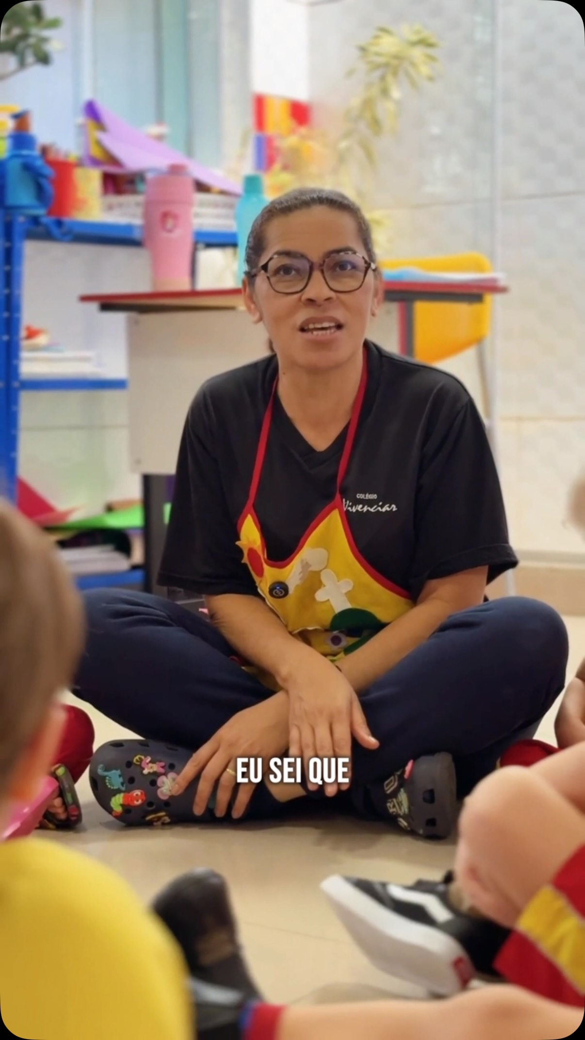Ler para uma criança é muito mais do que contar uma história. É criar conexões, despertar a imaginação e transformar cada página em uma experiência cheia de descobertas.
Quando usamos diferentes vozes, fazemos perguntas, observamos as ilustrações e convidamos a criança a participar da narrativa, a leitura se torna um momento de troca, aprendizado e encantamento.
No Colégio Vivenciar, acreditamos que o gosto pela leitura nasce em experiências significativas. Afinal, é quando a criança se vê dentro da história que os livros ganham vida e o aprendizado acontece de forma natural. 📚