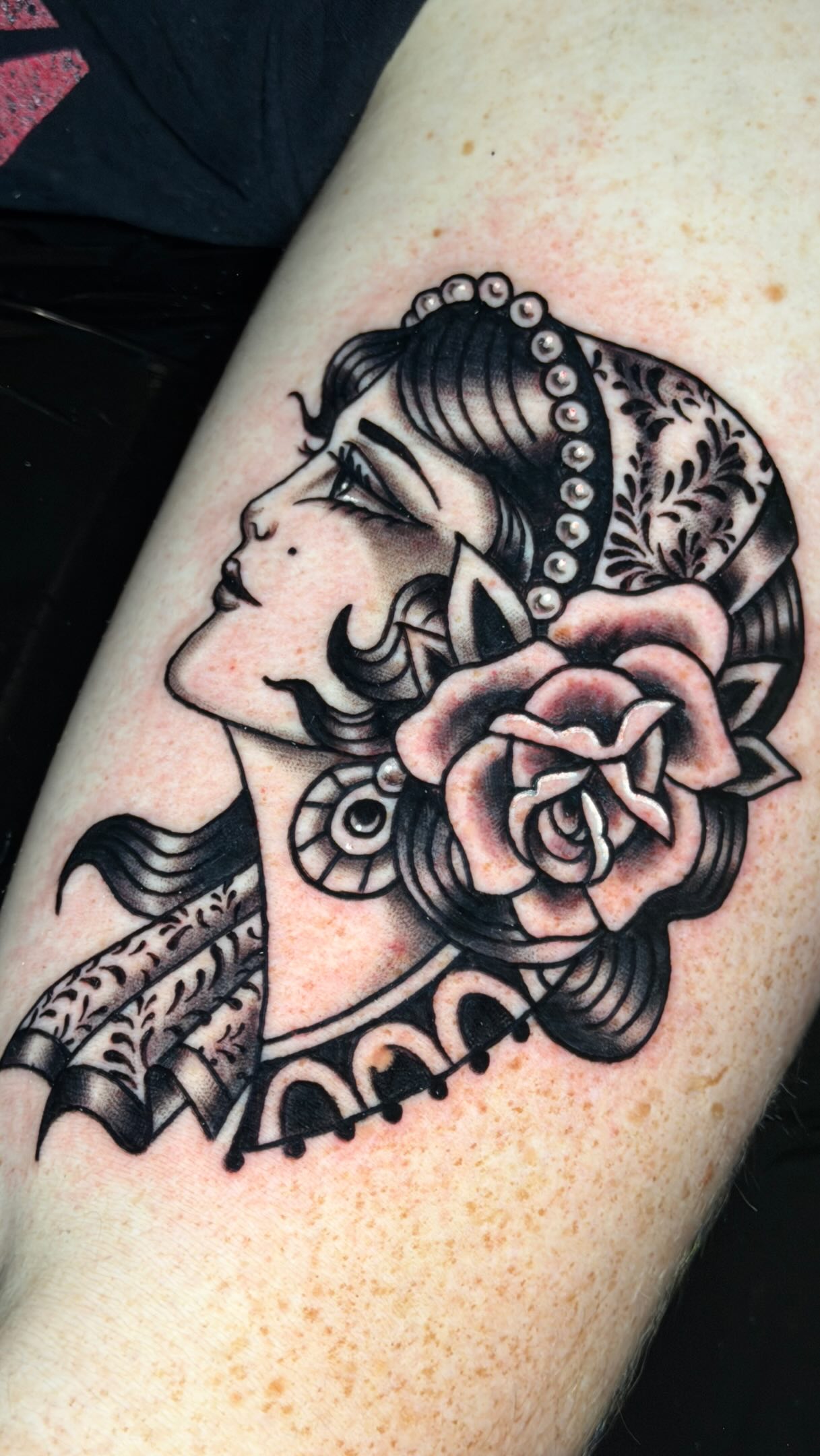 The classic and bold Gypsy lady head is a timeless representation of beauty and independence and by far one of my favorite American traditional themes to tattoo.
#traditionaltattoos #ladyheadtattoo #tattooinspo
