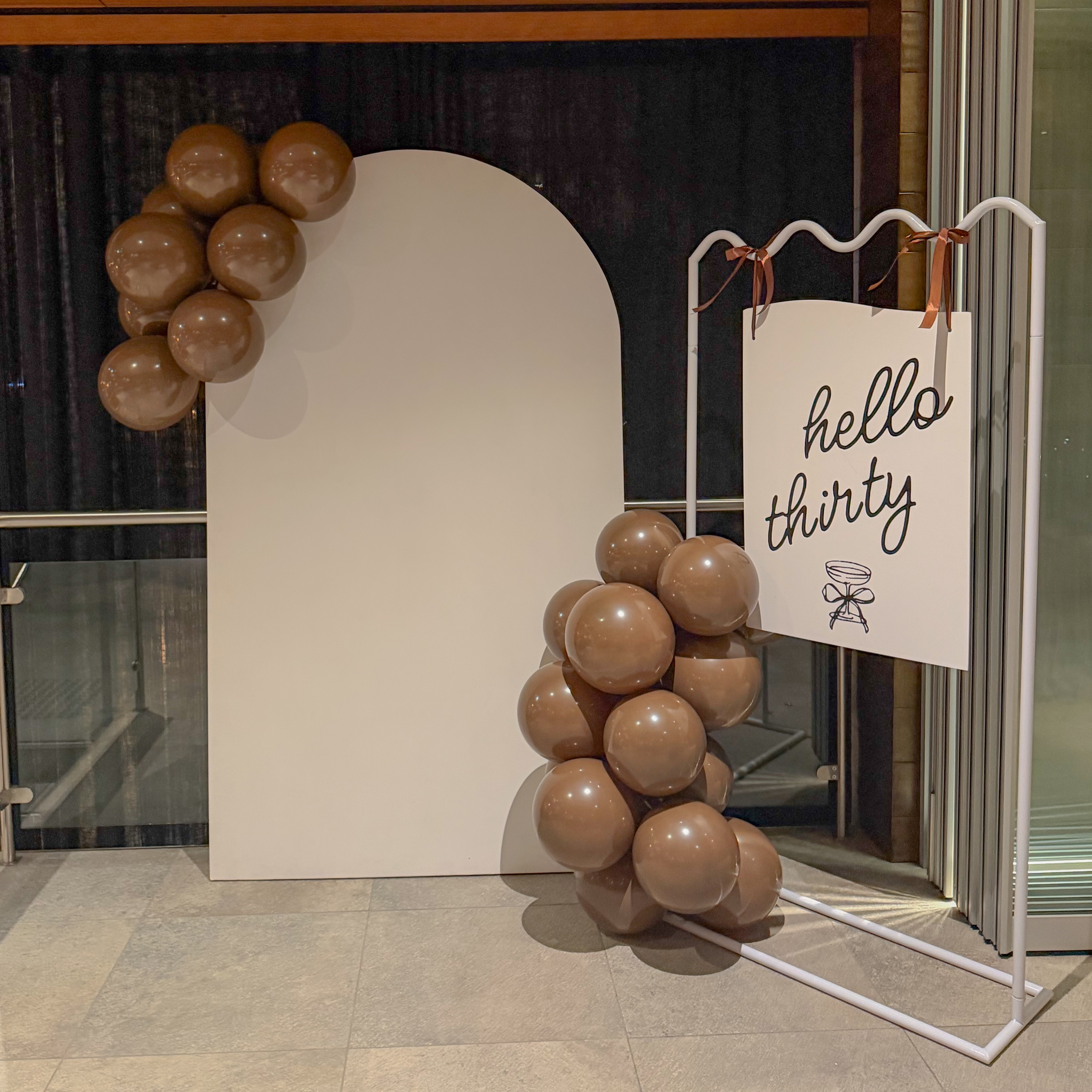 Hello Thirty 🍸
Turning thirty never looked so good!
🤎 Wavy signage frame with custom acrylic signage and satin bows
🤎 Solid arch backdrop
🤎 Medium garland in mocha brown split in two pieces