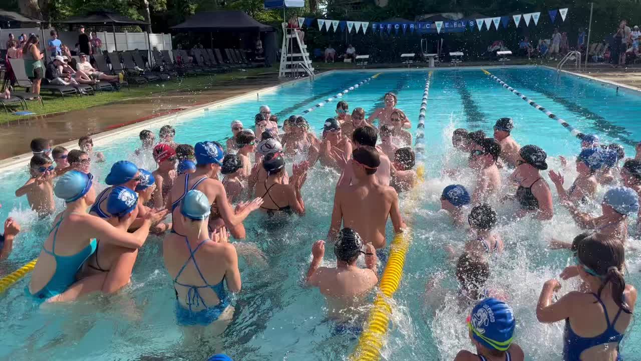 BACK IN BUSINESS ππ»ππΌββοΈπ€Ώπ©³π©²
The eels are back in action for the first home meet of the season against Haymaker.
Go EELS!!! π
#gatherswimplay #edgewoodclub #edgewoodeels #eatmybubbles