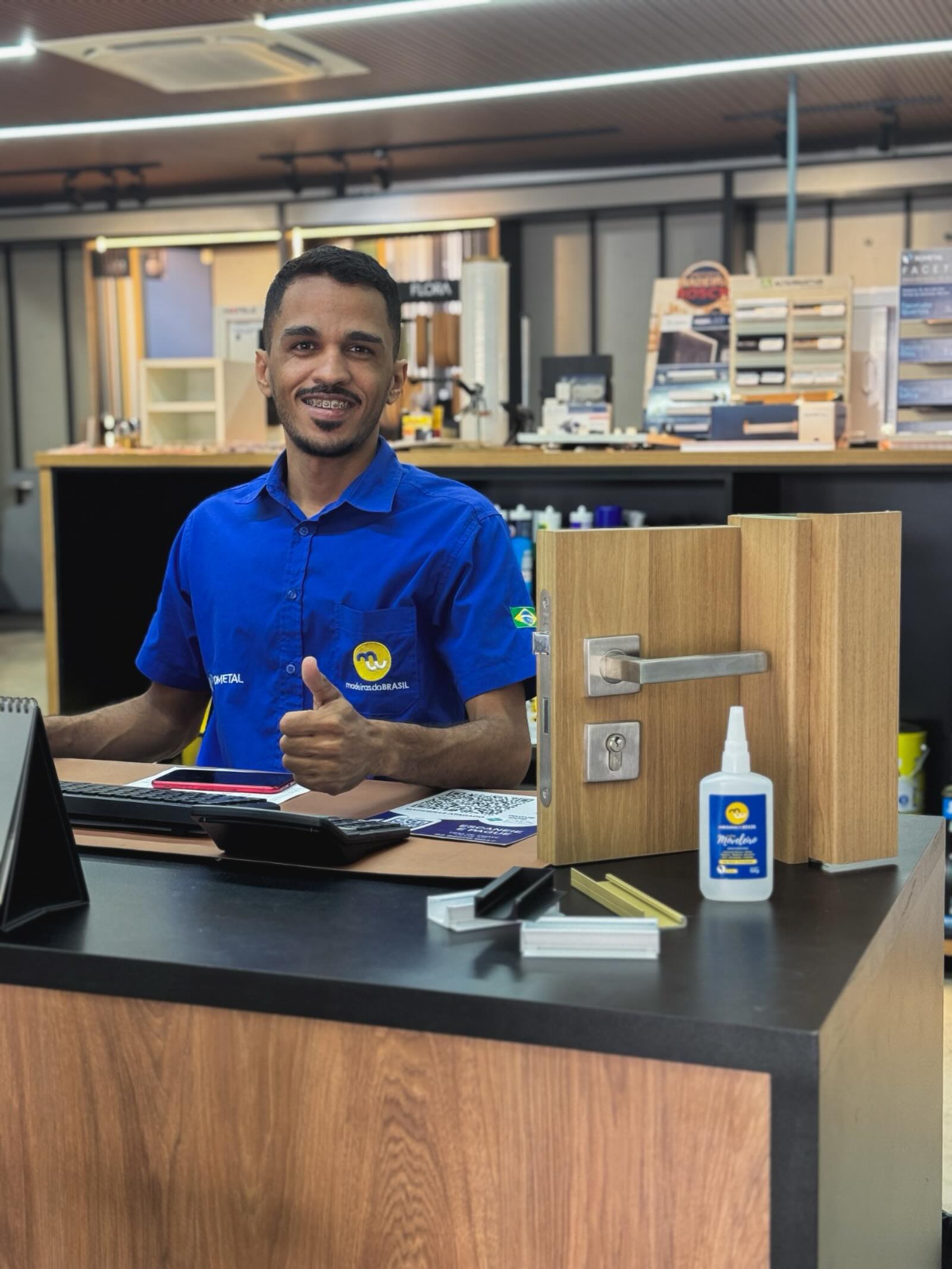Aqui, atendimento bom faz parte da experiência 💙
Na Madeiras do Brasil, a gente acredita que um bom projeto começa com um atendimento de qualidade! Por isso, nossa equipe está sempre pronta para te ajudar a encontrar os melhores produtos, tirar dúvidas e indicar as soluções ideais para cada necessidade.
Mais do que vender, queremos fazer parte do sucesso do seu projeto, oferecendo atenção, confiança e aquele atendimento que faz você se sentir em casa. 😉
📍Vem tomar um café com a gente e conhecer de perto um atendimento pensado especialmente para você!
#madeirasdobrasil