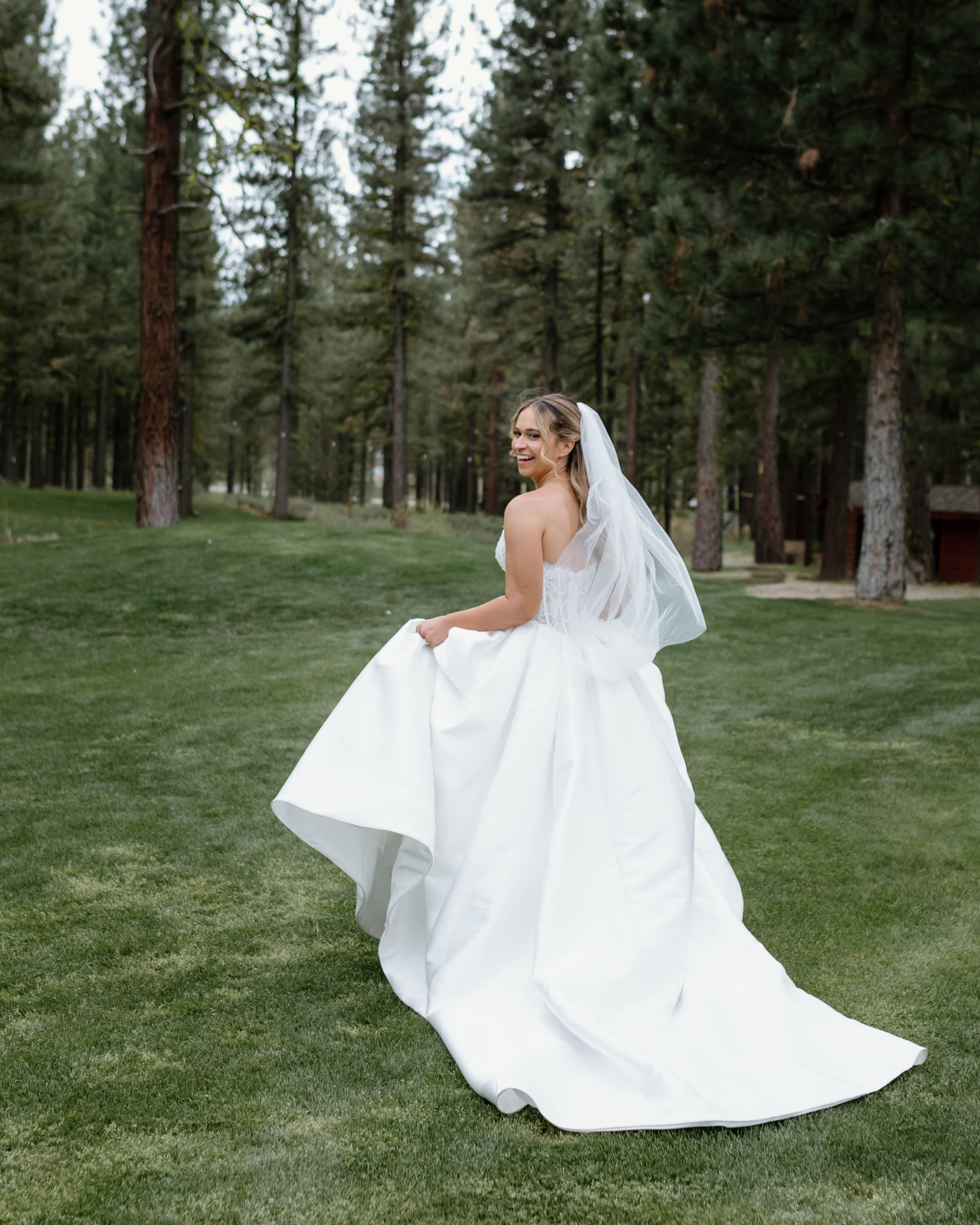 Every bride deserves their fairytale moment.
📷: @mrsallisonupchurch
