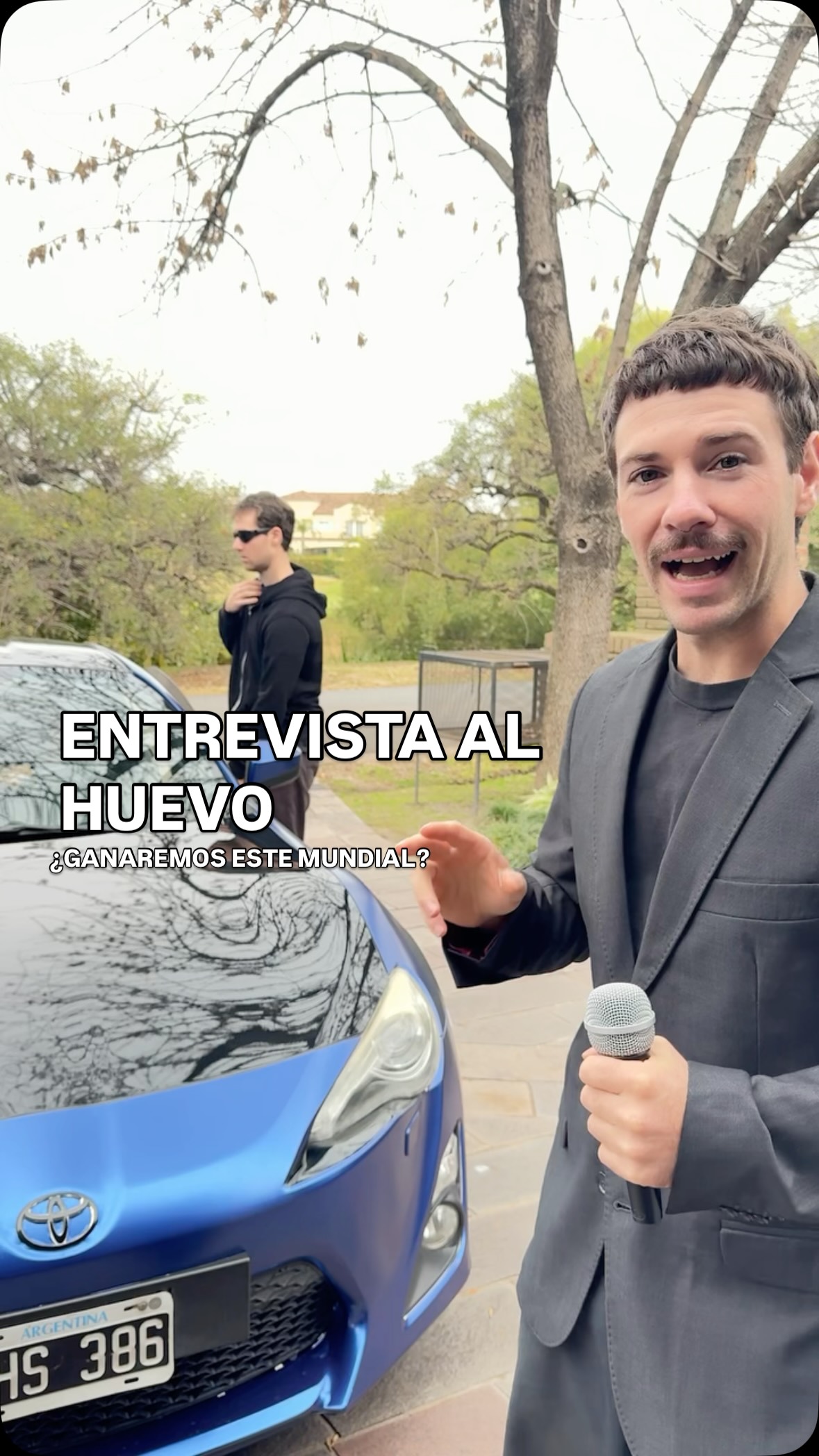 HUEVO, HUEVO…
No será un jugador estrella según la estadística, pero sí es el jugador del afeitado 😎
👉🏼 Los jugadores de fútbol NECESITAN volar, sentirse livianos, y la única forma es afeitando las piernas, pero también con otro secreto…
😏 Tus huevos también tienen pelos, y aunque no parezca, pesan. Tener los huevos pesados es de sucio.
• El vello acumula sudor y células muertas que producen olor y favorecen la acumulación de bacterias y hongos.
🥚 Este mes del fútbol, el secreto está en afeitarte los huevos.
✔️ Sin trabas.
✔️ Sin pellizcos.
✔️ Sin heridas.
Con Dos Amigos, afeitarte los huevos ya no es solo estética, es salud y es cábala.
#mundial2026conamigos