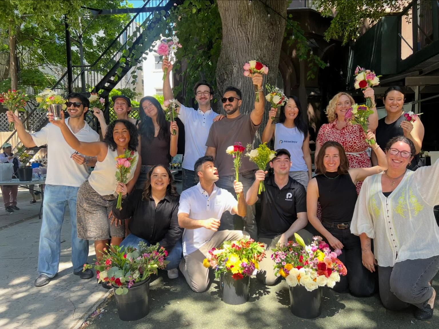 What a beautiful day for volunteers from Primergy to join us on site for their first CSR, building vibrant arrangements that headed to @bksny to celebrate the dedicated early childhood teachers at their pre-K centers in NYCHA facilities across Brooklyn, to the graduating seniors at @girlsclubny, and to @rhookinitiative’s annual Health Fair & Town Hall. Thank you, Primergy. 💐