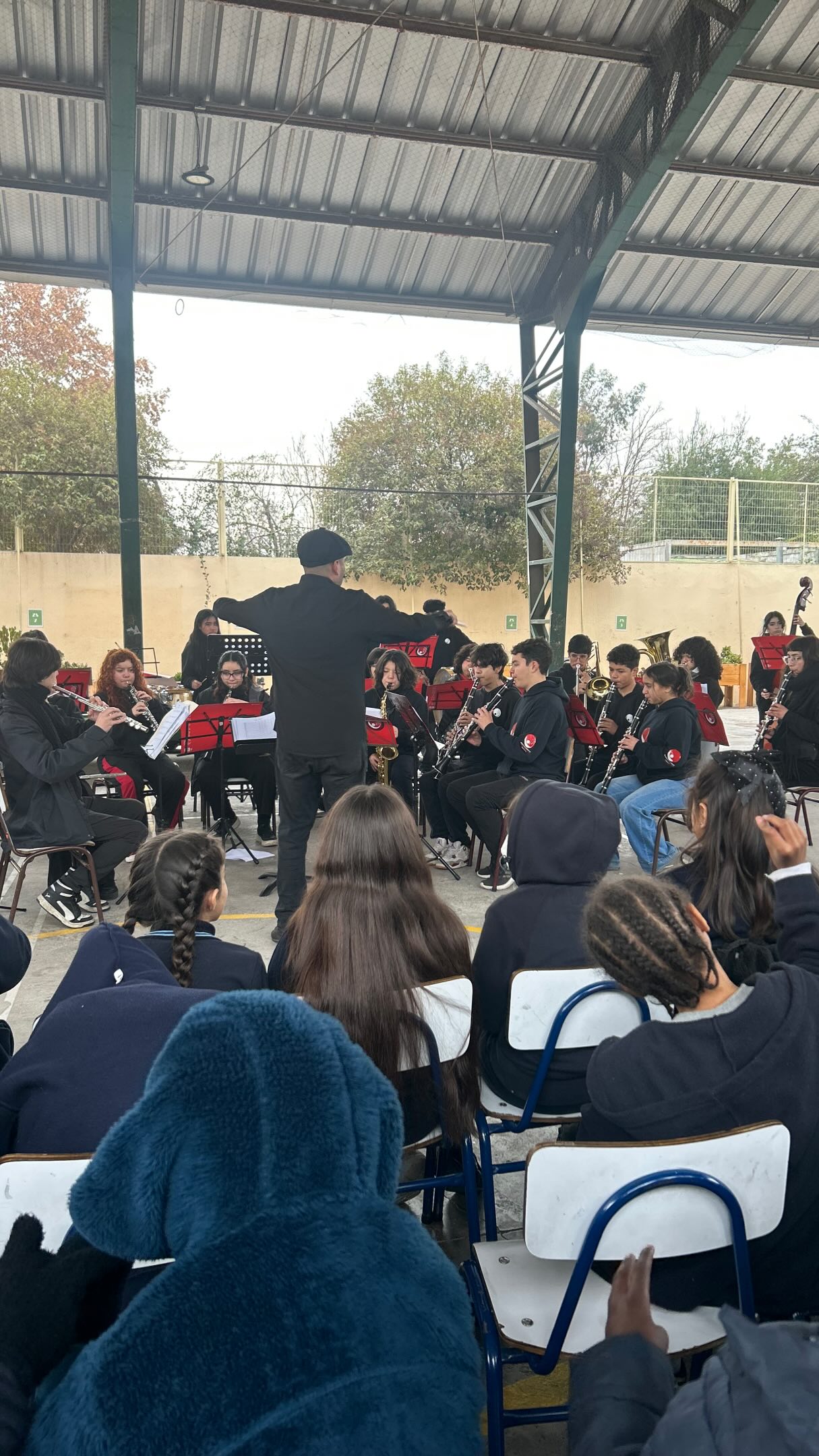 🎶 𝗟𝗮 𝗕𝗮𝗻𝗱𝗮 𝗦𝗶𝗻𝗳ó𝗻𝗶𝗰𝗮 𝗘𝘀𝘁𝘂𝗱𝗶𝗮𝗻𝘁𝗶𝗹 𝗱𝗲 𝗦𝗮𝗻𝘁𝗶𝗮𝗴𝗼 𝘀𝗲 𝗽𝗿𝗲𝘀𝗲𝗻𝘁ó 𝗲𝗻 𝗹𝗮 𝗘𝘀𝗰𝘂𝗲𝗹𝗮 𝗠𝗮𝗿í𝗮 𝗟𝘂𝗶𝘀𝗮 𝗕𝗼𝗺𝗯𝗮𝗹 🎶
@academiamusical_santiago @comunidad_marialuisabombal
Gracias a una iniciativa conjunta entre Fundación Fibra y @centroculturalceina CEINA, niños y niñas de #CerroNavia pudieron disfrutar de esta significativa experiencia cultural.
Esta actividad contribuye a la formación integral de los estudiantes, complementando su aprendizaje académico y fortaleciendo habilidades como el pensamiento crítico. Además, acerca las artes y la música mostrando distintos caminos de desarrollo personal y ampliando sus horizontes para el futuro.
Director: David Naranjo @chyno_bone
#Cultura #Educación #CerroNavia