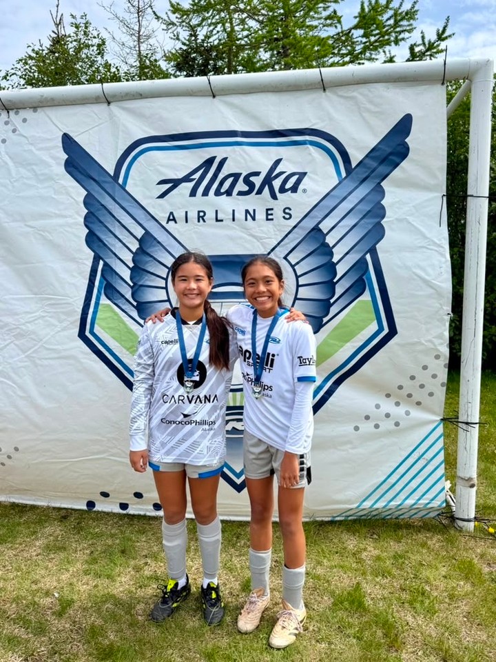 A family affair at the Alaska Airlines Cup. 🌺⚽️
While their younger sisters competed with FC Hawaiʻi’s U10 Girls, FC Hawaiʻi players Kenzyngtin Teruya and Kasie Dodson joined the Alaska Rush U14 Girls and helped capture the tournament championship. 🏆
Congratulations to both players on representing themselves, their families, and FC Hawaiʻi so well.
#FCHawaii #HawaiiSoccer #HawaiʻiSoccer #AlaskaAirlinesCup #GirlsSoccer