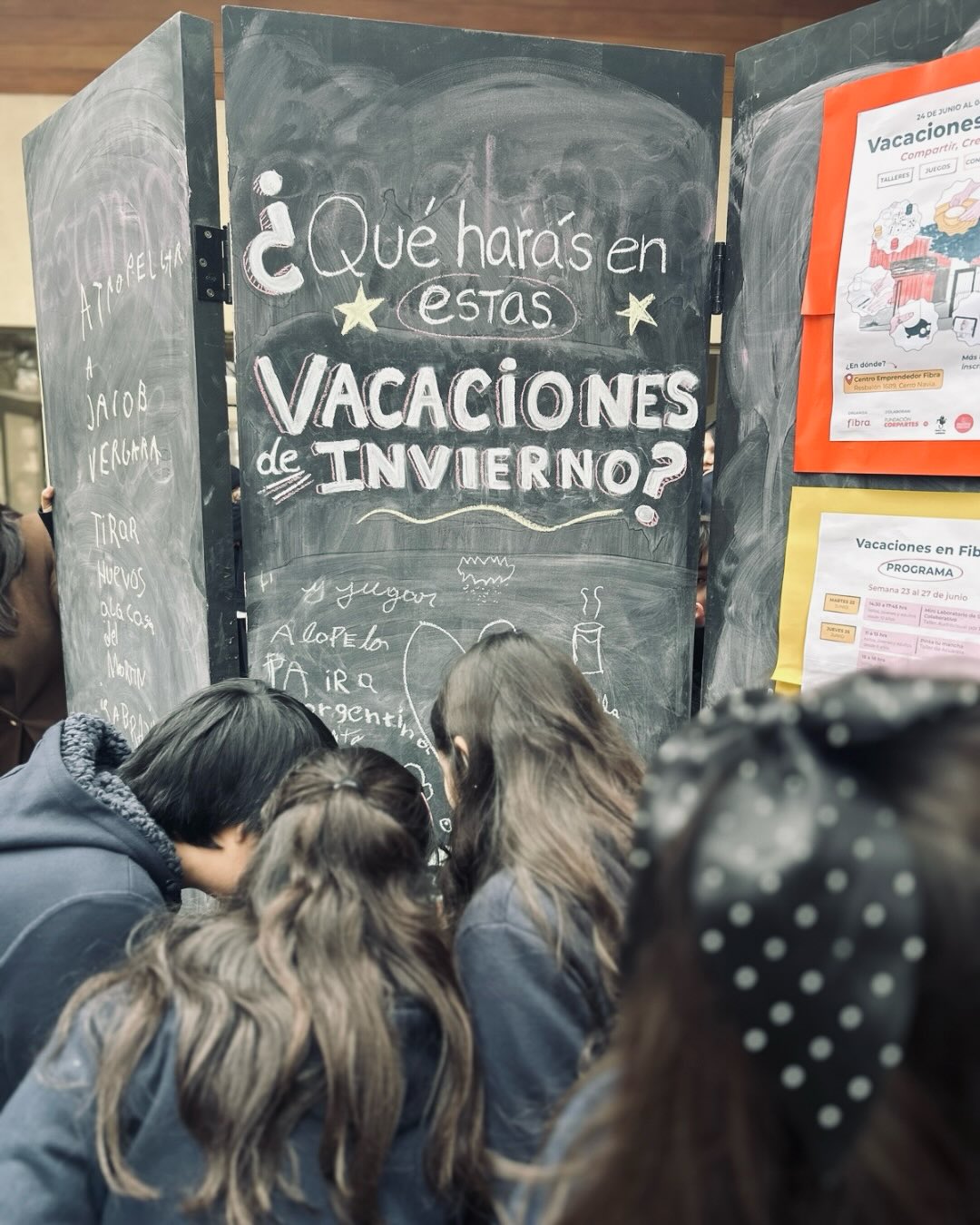 ❄️ ¡𝗘𝘀𝘁𝗮𝘀 𝘃𝗮𝗰𝗮𝗰𝗶𝗼𝗻𝗲𝘀 𝗱𝗲 𝗶𝗻𝘃𝗶𝗲𝗿𝗻𝗼 𝘀𝗲 𝘃𝗶𝘃𝗲𝗻 𝗲𝗻 𝗙𝗶𝗯𝗿𝗮! 🎨🎬
¡Queremos invitar a toda la comunidad a ser parte de una programación especialmente pensada para niños, niñas y adolescentes! ✨
𝗗𝗲𝗹 23 𝗱𝗲 𝗷𝘂𝗻𝗶𝗼 𝗮𝗹 4 𝗱𝗲 𝗷𝘂𝗹𝗶𝗼 viviremos dos semanas para 𝗰𝗼𝗺𝗽𝗮𝗿𝘁𝗶𝗿, 𝗰𝗿𝗲𝗮𝗿, 𝗷𝘂𝗴𝗮𝗿 𝘆 𝗲𝗻𝗰𝗼𝗻𝘁𝗿𝗮𝗿𝗻𝗼𝘀 𝗲𝗻 𝗳𝗮𝗺𝗶𝗹𝗶𝗮. Hemos preparado un panorama lleno de actividades para explorar la imaginación, aprender nuevas técnicas y disfrutar juntos de experiencias que no se pueden perder.
Actividades:
🎬 Mini Laboratorio de Stop Motion Colaborativo
🎨 Acuarela: Pinta tu Mancha
🧶 Crochet: Construye tu lagartito posavasos
📖 Carricuentos en el Parque
🤝 Espacio Encontrémonos
🏺 Cerámica: Crea tu figura de arcilla
🎲 Tarde de Juegos de Mesa
🎶 Concierto Familiar de Cierre: Las Melodías de la Comadreja
👉 Inscríbete a través del formulario disponible en nuestra bio.
Colaboran: Rec, @fundacion_corpartes @las_melodias_de_la_comadreja @cerronaviacl @fractaljuegos
@fundacionencuentro_ @juntadevecinosnuevadignarosa y @dignarosa.renovada
#Vacaciones #Invierno #CerroNavia #FundaciónFibra