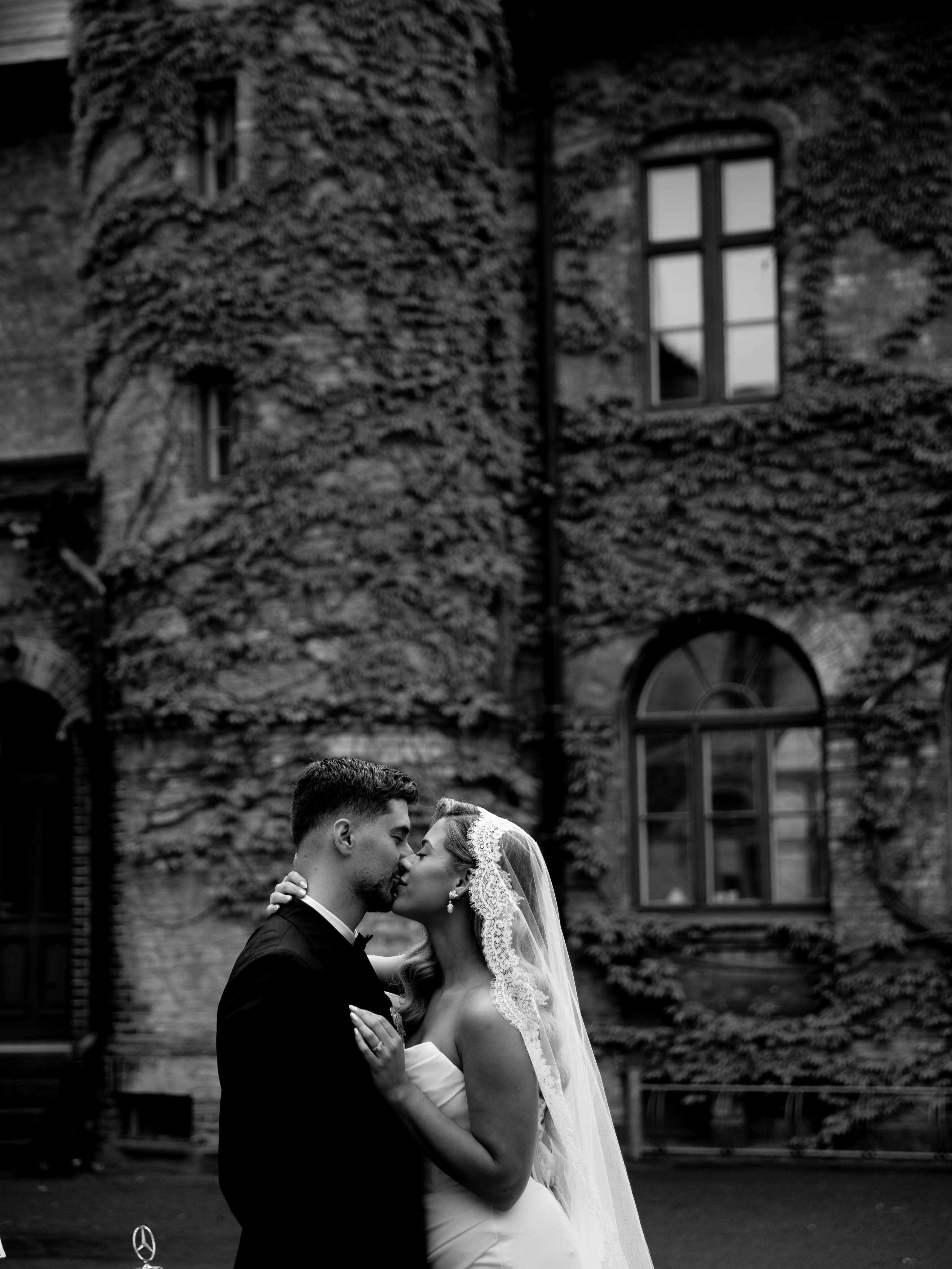 Igår var det Indrits och Denises stora dag. Trots regnet kämpade vi för att skapa magiska bilder.
Fotograf: @kbstudiomedia
Hair and makeup: @leonidabahtiri
#bröllop #bröllopstockholm #bröllopsfotograf #wedding #alnarpslott