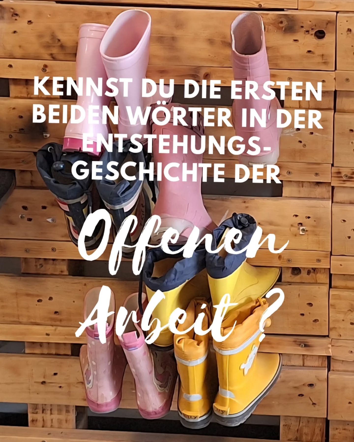 Ich liebe die offene Arbeit und seit ich sie im Jahr 2001 in einer integrativen Kita in Würzburg kennengelernt habe, lässt sie mich nicht mehr los. Ich kann mir nicht mehr vorstellen, die Kinder anders, als nach der Philosophie der offenen Kita, zu begleiten.
Bei der Vorbereitung einer Inhousefortbildung zur offenen Arbeit, habe ich mich nochmal intensiv mit der Geschichte des Offenen Kindergartens (dieser Begriff wurde von der heute gängigen Bezeichnung „Offene Kita“ abgelöst) beschäftigt.
“Das Offene Arbeiten, wie wir es heute aus vielen Kitas kennen, ist eine Basisbewegung, die sich in mehr als einem Kindergarten entwickelt hat. Es ist nicht auf eine Gründungsperson zurückzuführen und beinhaltet auch keine handlungsleitende Theorie. Vielmehr entwickelten ErzieherInnen in den 1980er Jahren in mehreren Bundesländern erste Ansätze zur Öffnung der Gruppenräume. Dieser Prozess zur bedürfnisorientierten Einstellung zu Kindern ist im Grunde eine Vorwegnahme einer Qualitätsentwicklung durch wache, mutige, selbstkritische und reflexionsbereite Fachkräfte und Teams.”
(Vgl. Regel, G./Ahrens, S. (2026): Offene Arbeit in der Kita. Freiburg: Herder, S. 11 ff.)
Wie toll ist das bitte?!
Es ging bereits in den 1980er Jahren um die Wahrnehmung der Bedürfnisse von Kindern und die Gestaltung einer kindzentrierten Pädagogik. Durch wen? Durch Menschen, Fachkräfte und ganze Kitateams, die den Mut hatten, für Kinder einzustehen und ihre Arbeit selbstkritisch zu reflektieren.
Hast du das gewusst?
Das ist fast 45 Jahre her! Und warum diskutieren wir dann eigentlich immer noch?
#selbstreflexion #offenearbeit #offenehaltung #kindzentriert #bedürfnisorientierung