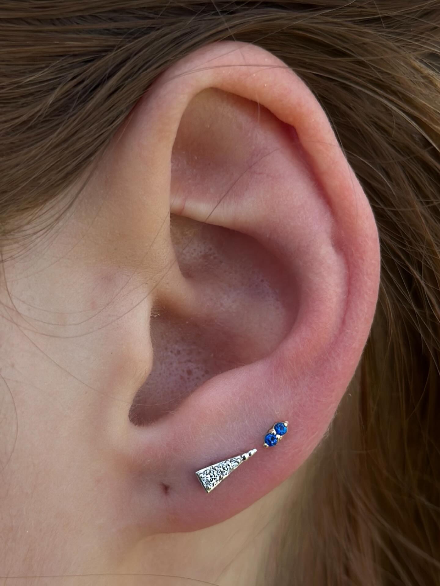 A cute 2nd and 3rd lobes!! ✨
@piercingbyroy ✨
#StayTrueBodyPiercing #SafePiercing #APPMember