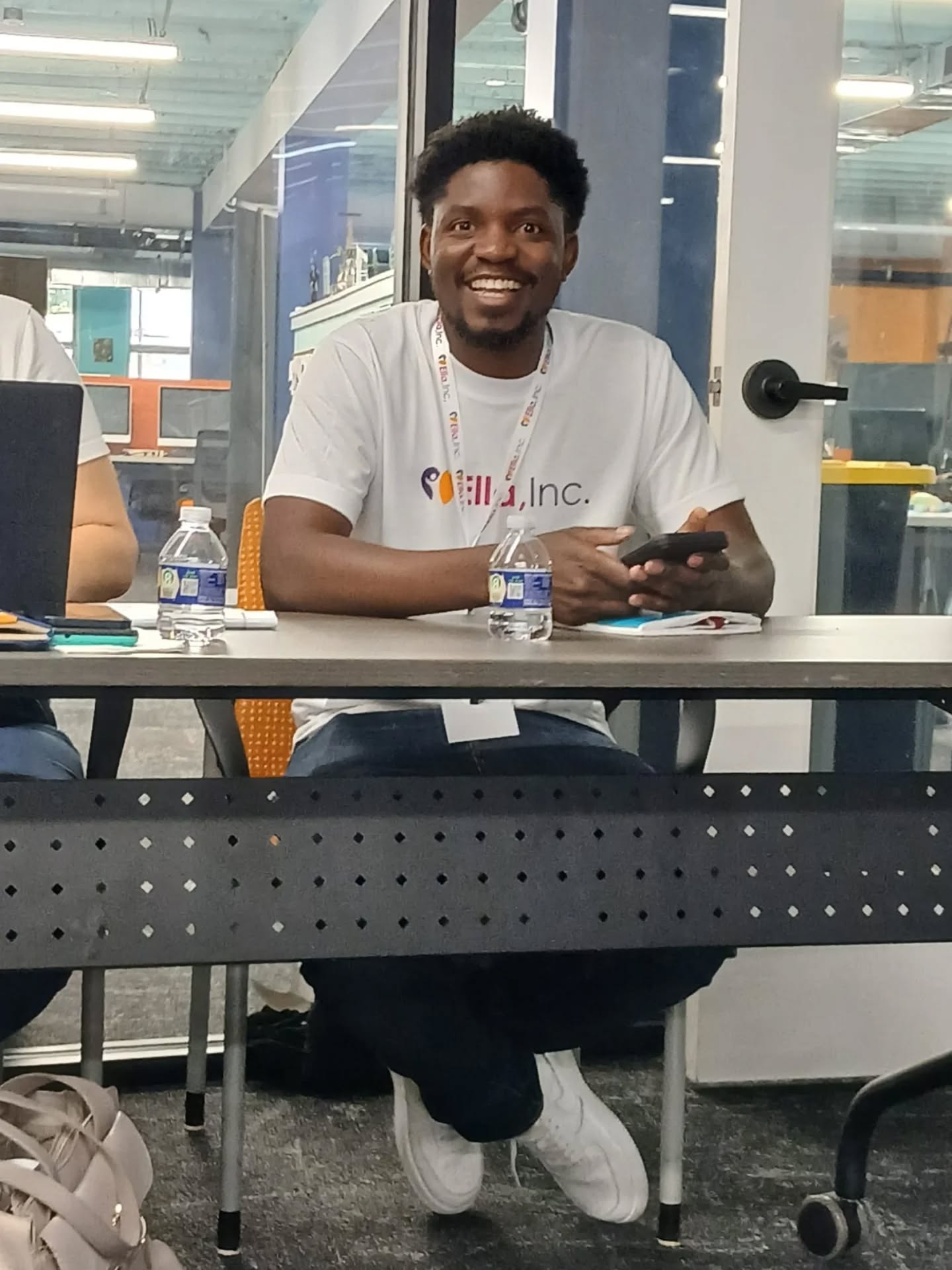 Hoy queremos dedicar un reconocimiento profundamente especial a Chifundo, pasante en Urban Promise USA, quien nos acompañó y apoyó como voluntario durante el reciente Ella Inc Workshop.
Su participación fue mucho más allá de un voluntariado tradicional; fue un entrenamiento estratégico y clave para un propósito gigante. Chifundo se estuvo capacitando a fondo para presentar e implementar el programa de Ella Inc en Malawi, a través de la fundación Young & Empowered Malawi.
Este hermoso puente internacional es posible gracias a la increíble visión de nuestra Board Director, Lucy Nkwinika-Thomas, quien es co-fundadora de dicha fundación y una pieza fundamental en nuestra misión de expandir las oportunidades de liderazgo juvenil en todo el mundo.
Chifundo, gracias por tu dedicación, tu entrega y por ser el motor que llevará esta chispa de innovación, emprendimiento social y empoderamiento femenino al continente africano. ¡El futuro es global y esto es solo el comienzo!
-
Ella Inc's impact knows no borders!
Today, we want to give a very special shoutout to Chifundo, an intern at Urban Promise USA, who supported us as a volunteer during our recent Ella Inc Workshop.
His time with us went far beyond traditional volunteering—it was a strategic training ground for a massive mission! Chifundo has been preparing to present and launch the Ella Inc program in Malawi through the Young & Empowered Malawi foundation.
This incredible international bridge is all thanks to the vision of our Board Director, Lucy Nkwinika-Thomas, who co-founded the foundation and remains a driving force in our mission to expand youth leadership opportunities worldwide.
Chifundo, thank you for your dedication, your energy, and for being the spark that will bring this wave of innovation, social entrepreneurship, and female empowerment to the African continent.
The future is global, and this is just the beginning!