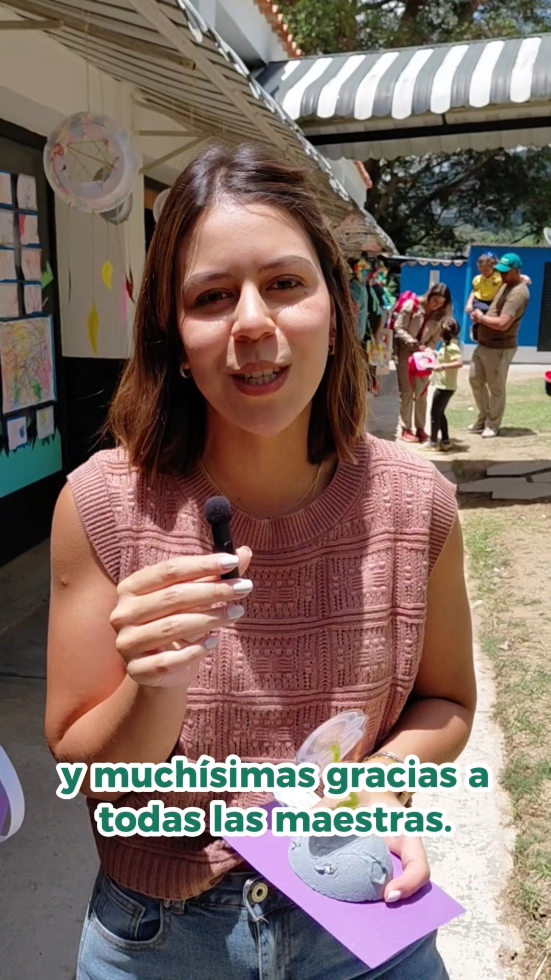 En el Centro Infantil Vizcaya, la voz de nuestras familias es el reflejo más fiel de nuestro compromiso diario.
Escuchar sus testimonios nos llena de orgullo y nos motiva a seguir creando un segundo hogar donde cada rincón está diseñado para que los niños exploren, descubran sus talentos y aprendan felices a través de experiencias significativas y llenas de optimismo.
Queremos agradecer de todo corazón a cada papá y mamá por caminar de la mano con nosotros y por confiarnos lo más valioso de sus vidas. Su confianza es el motor que nos impulsa a mantener la excelencia pedagógica, asegurándonos de que cada pequeño crezca con la seguridad y la alegría que necesita para el futuro. 🌟